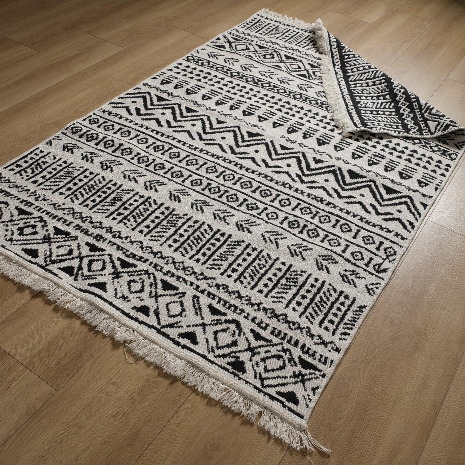 Amber Series Machine Woven Black Geometric Patterned Rug