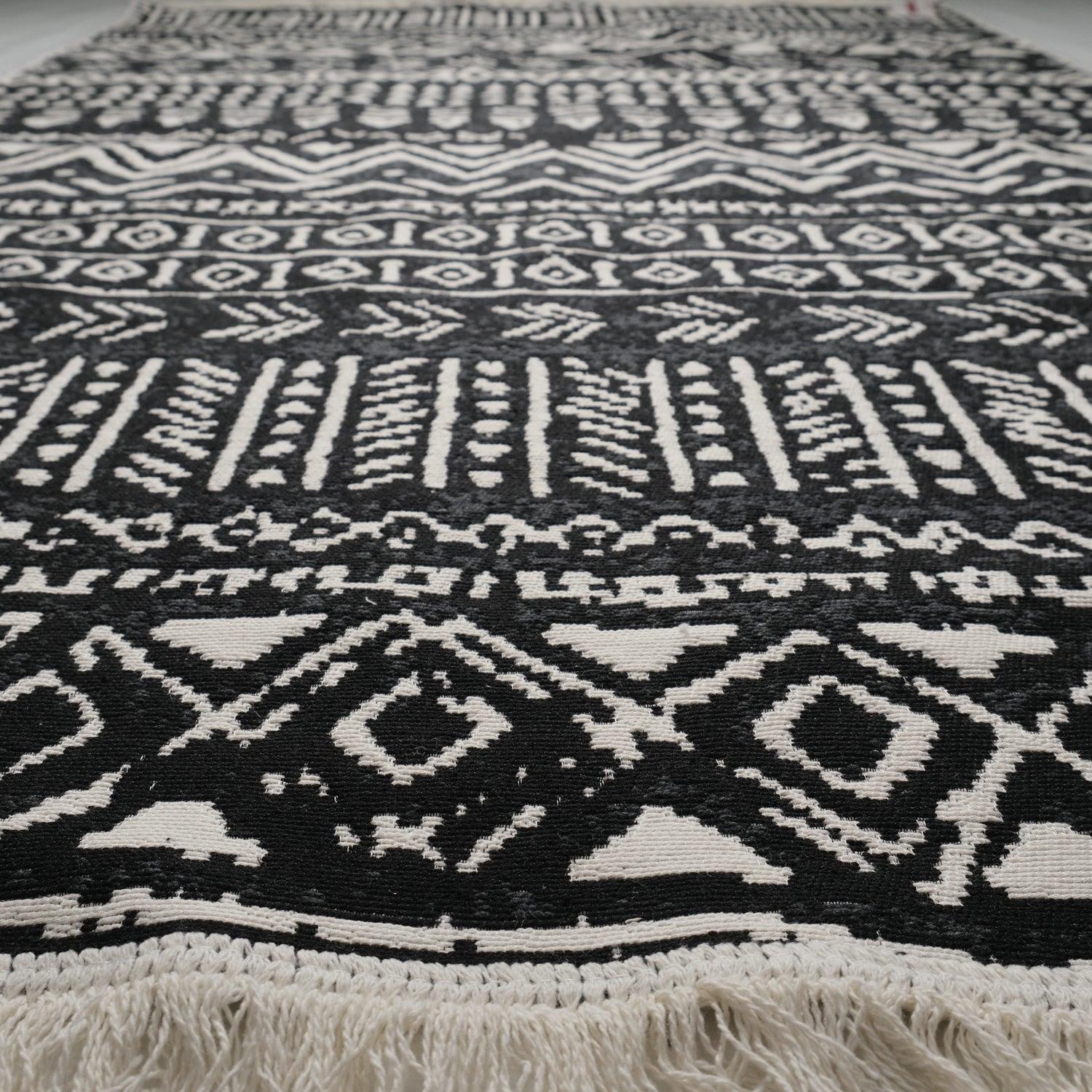 Amber Series Machine Woven Black Geometric Patterned Rug