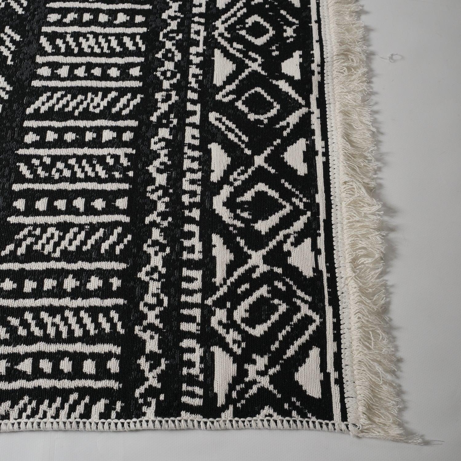 Amber Series Machine Woven Black Geometric Patterned Rug