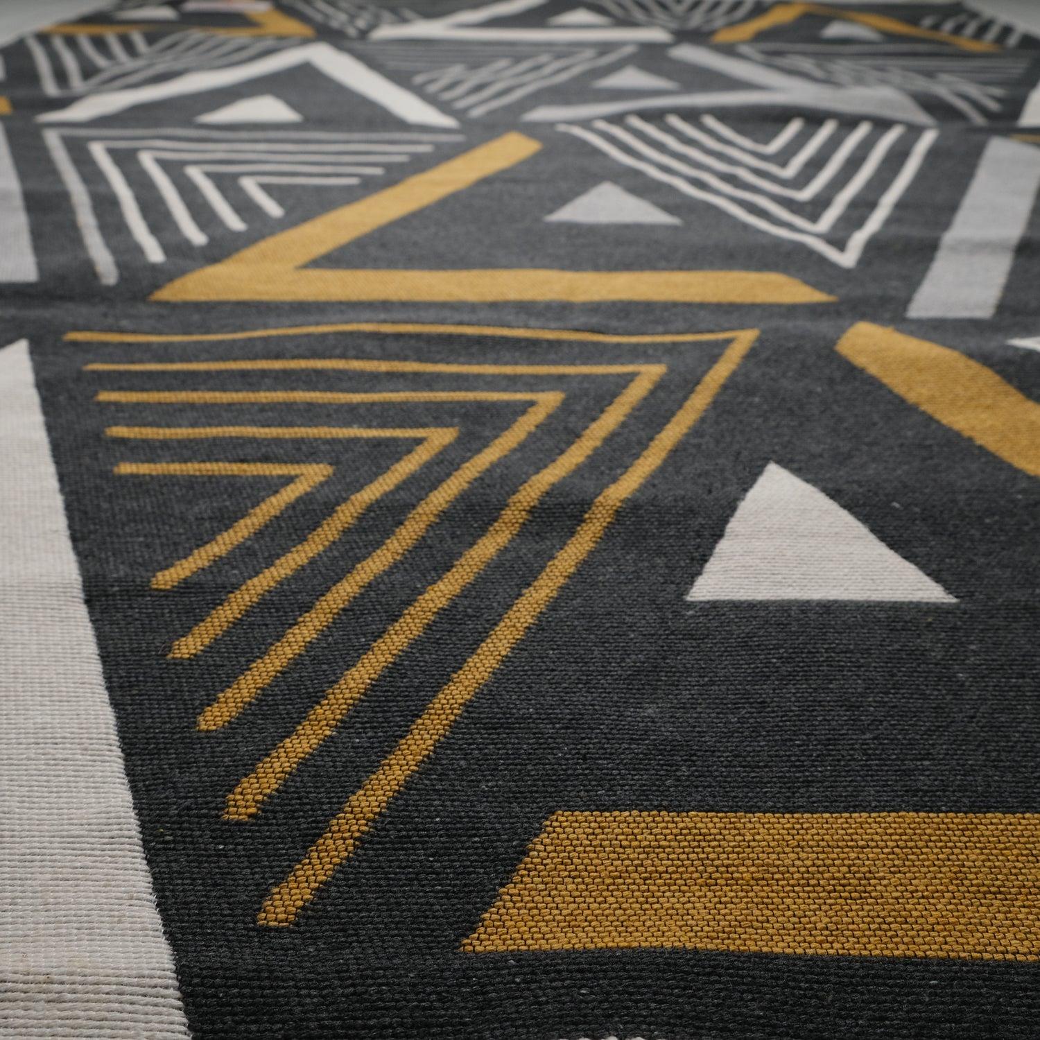 Kehribar Serisi Geometrik Desenli Makine Dokuma Genç Odası Kilim