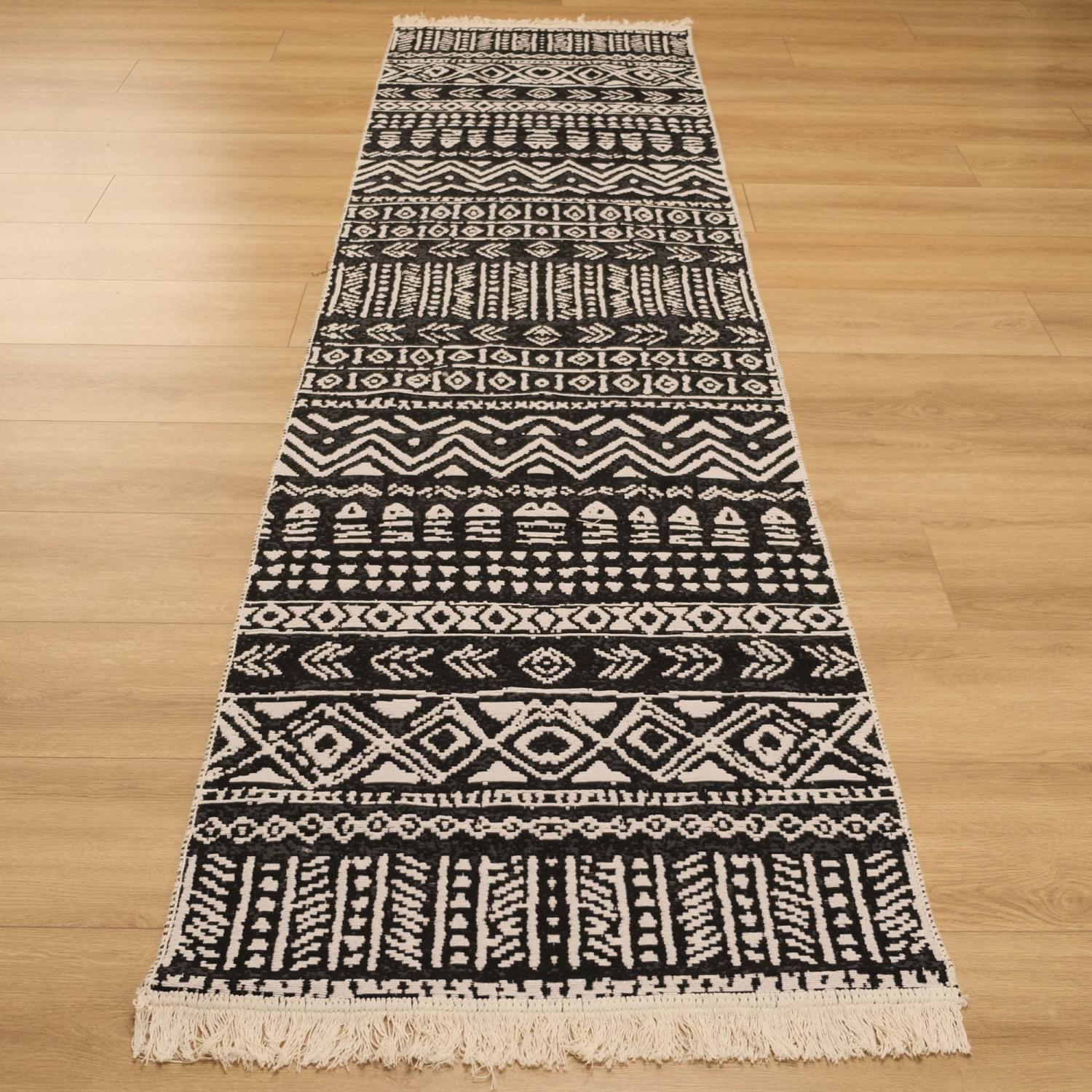 Amber Series Machine Woven Black Geometric Patterned Rug