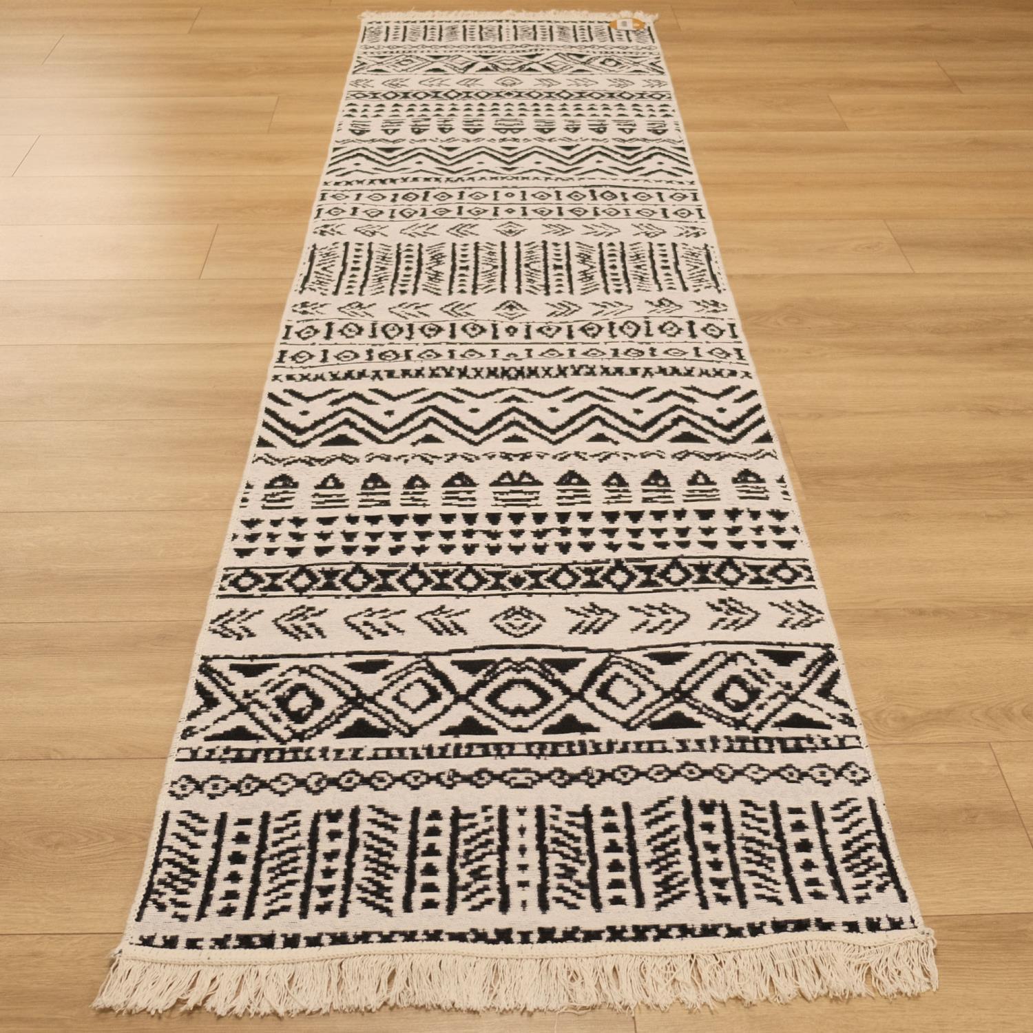 Amber Series Machine Woven Black Geometric Patterned Rug
