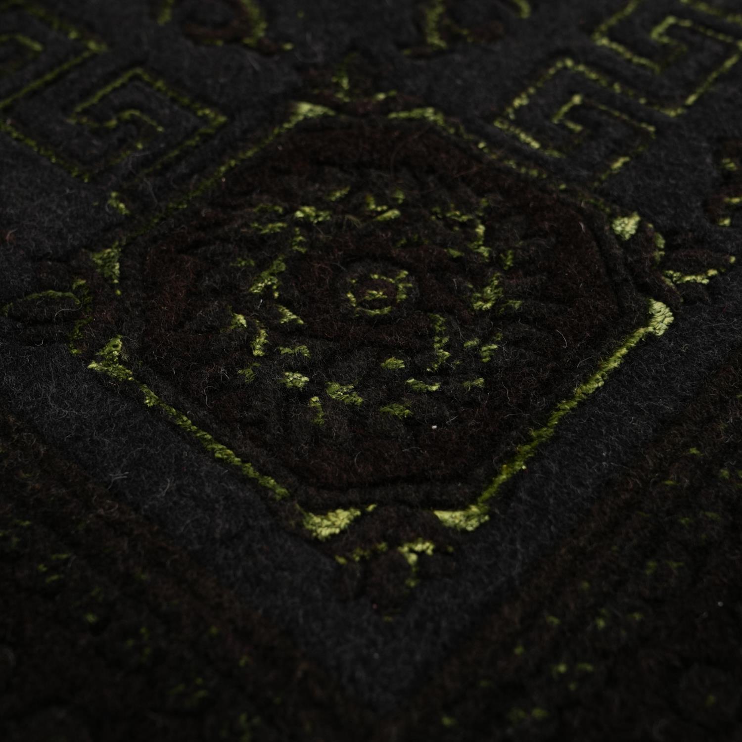 Versace Serisi El Dokuma Versace Desenli Siyah İpekli Halı