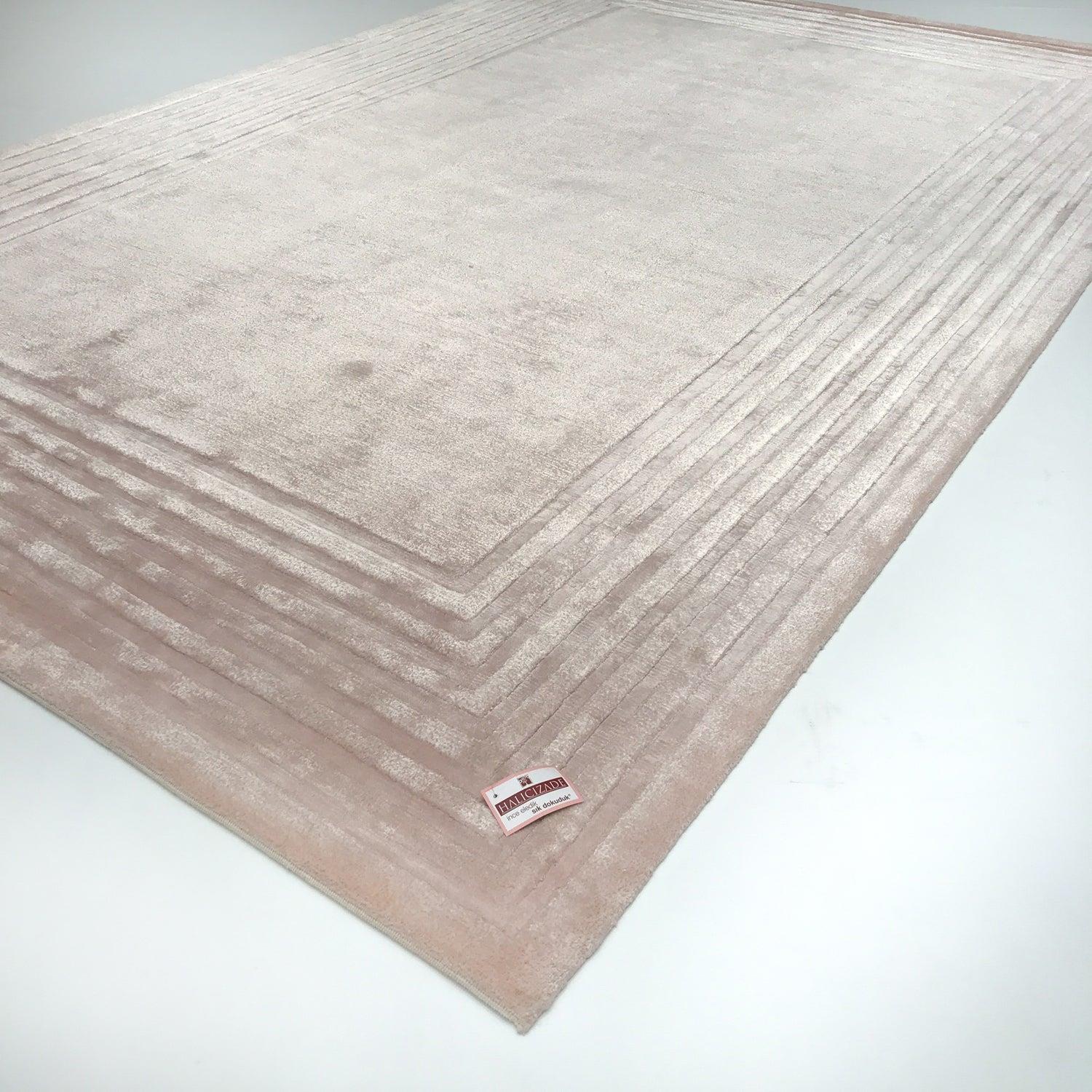 Çerçeve Desenli El Dokuma Halı