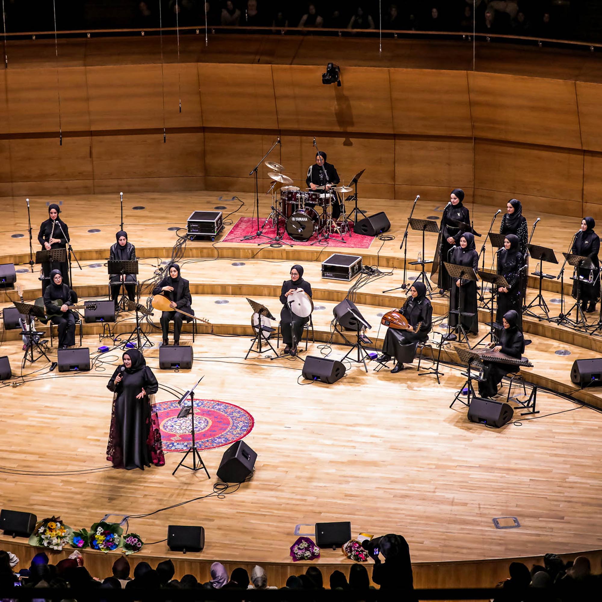 Tempus Serisi Madalyon Desenli Kırmızı Yuvarlak Yün Tezgah Dokuma Halı