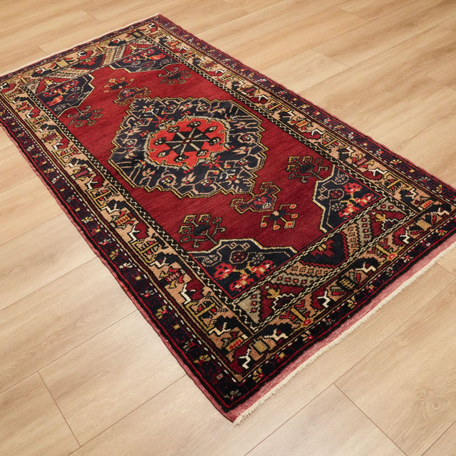 Anadolu Desenli Kırmızı Çamardı Köy Dokuma 50 Yaş Yün Halı, 102x192 cm — Halıcızade