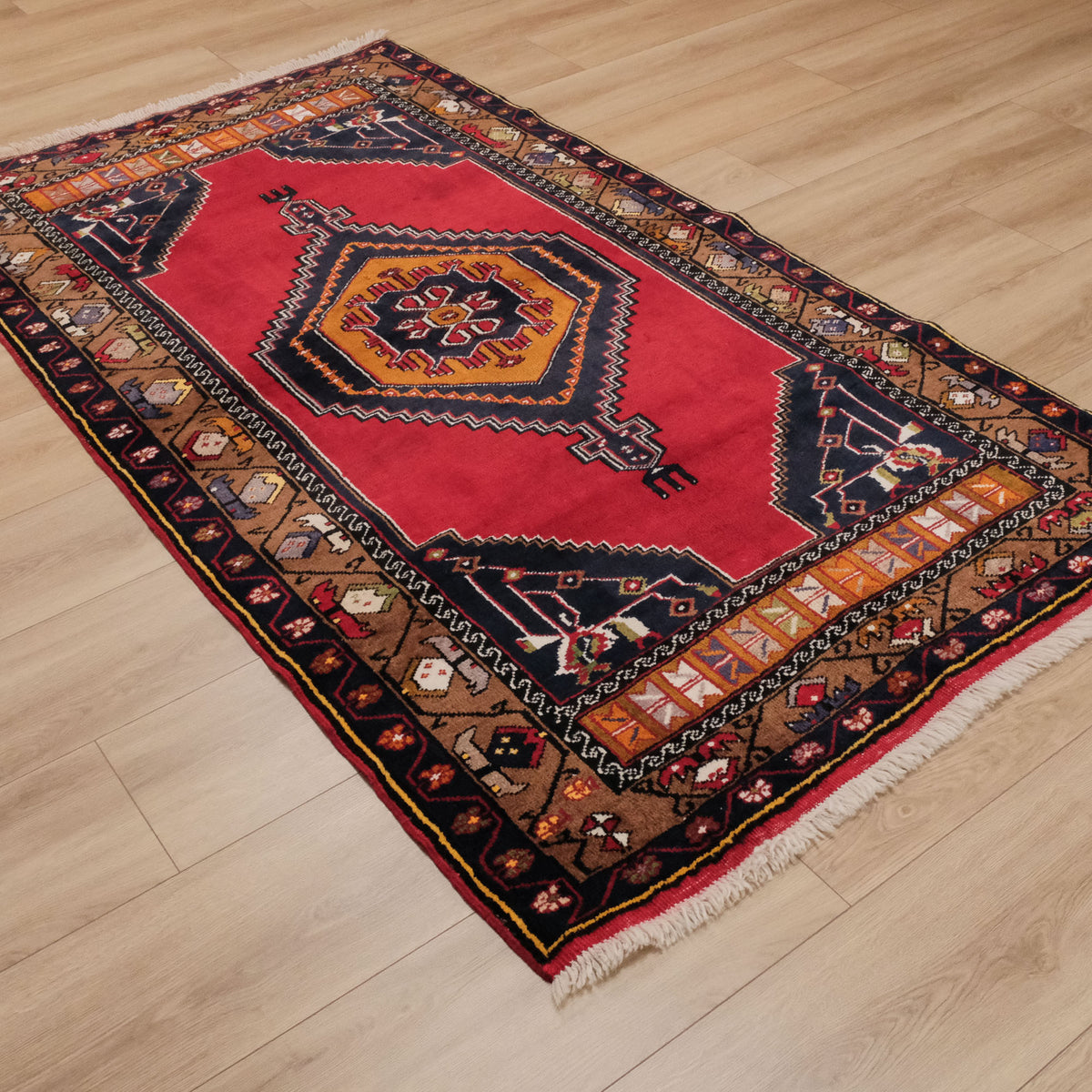Anadolu Desenli Kırmızı Yün Köy Dokuma Niğde Halısı, 121x222 cm — Halıcızade