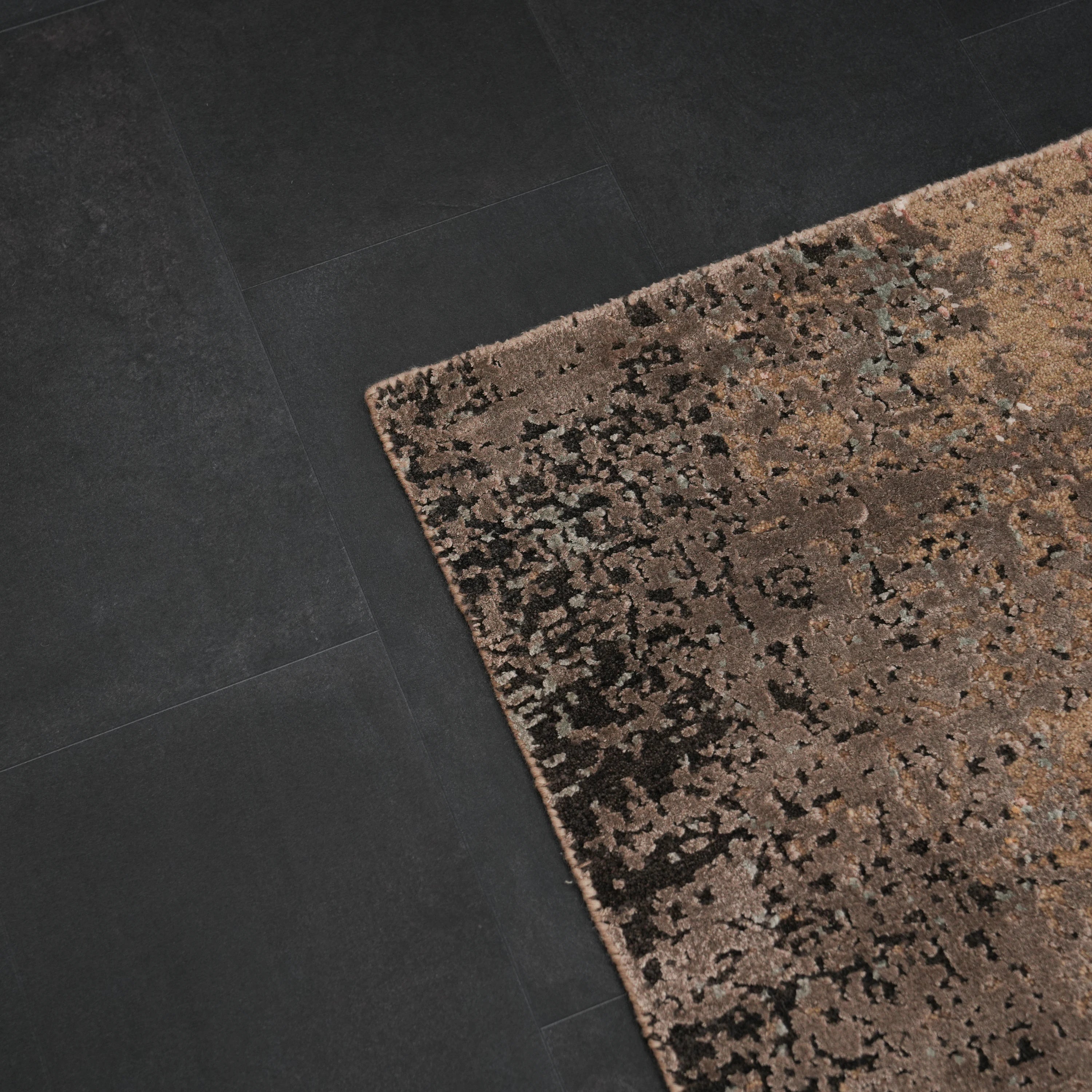 Aren Serisi El Dokuma Gri Soyut Desenli Yün Halı