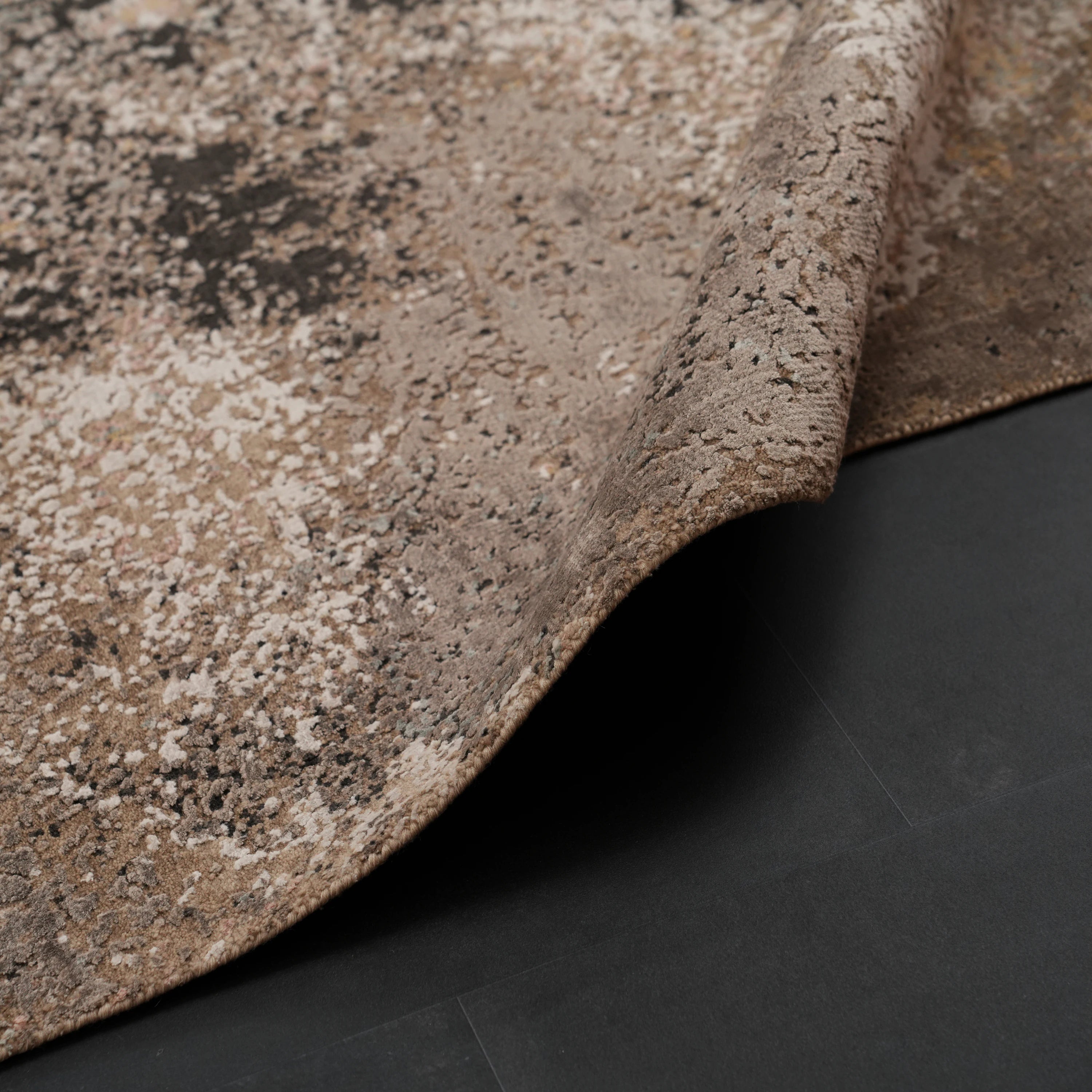 Aren Serisi El Dokuma Gri Soyut Desenli Yün Halı