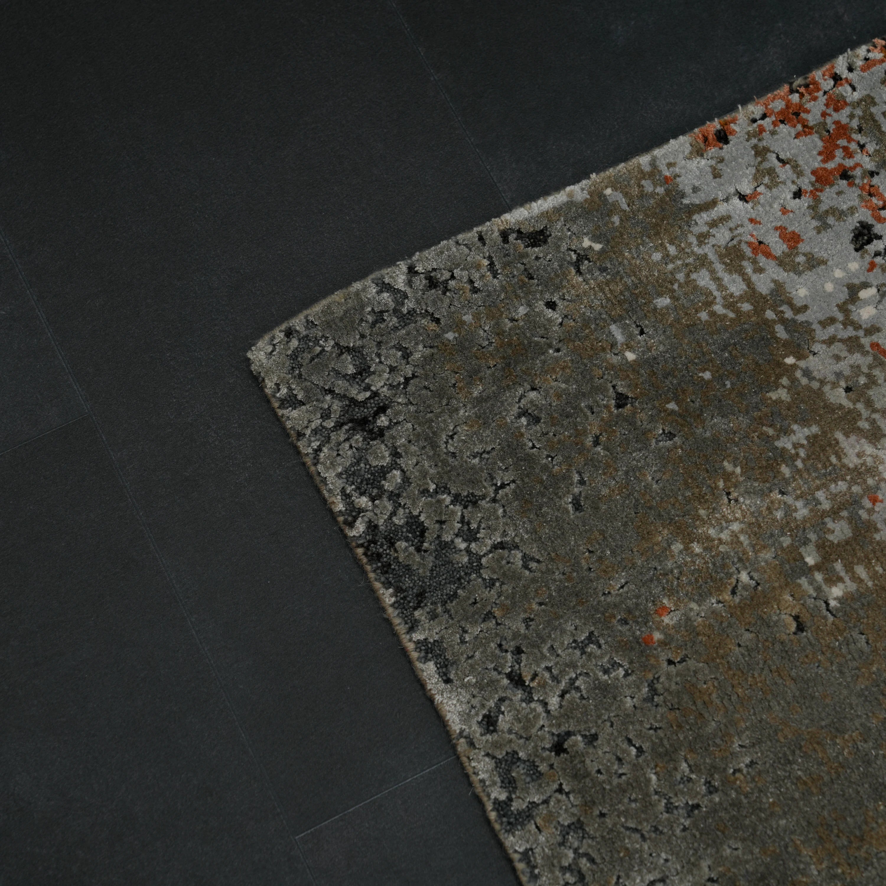 Aren Serisi El Dokuma Soyut Desenli Gri Yün Halı