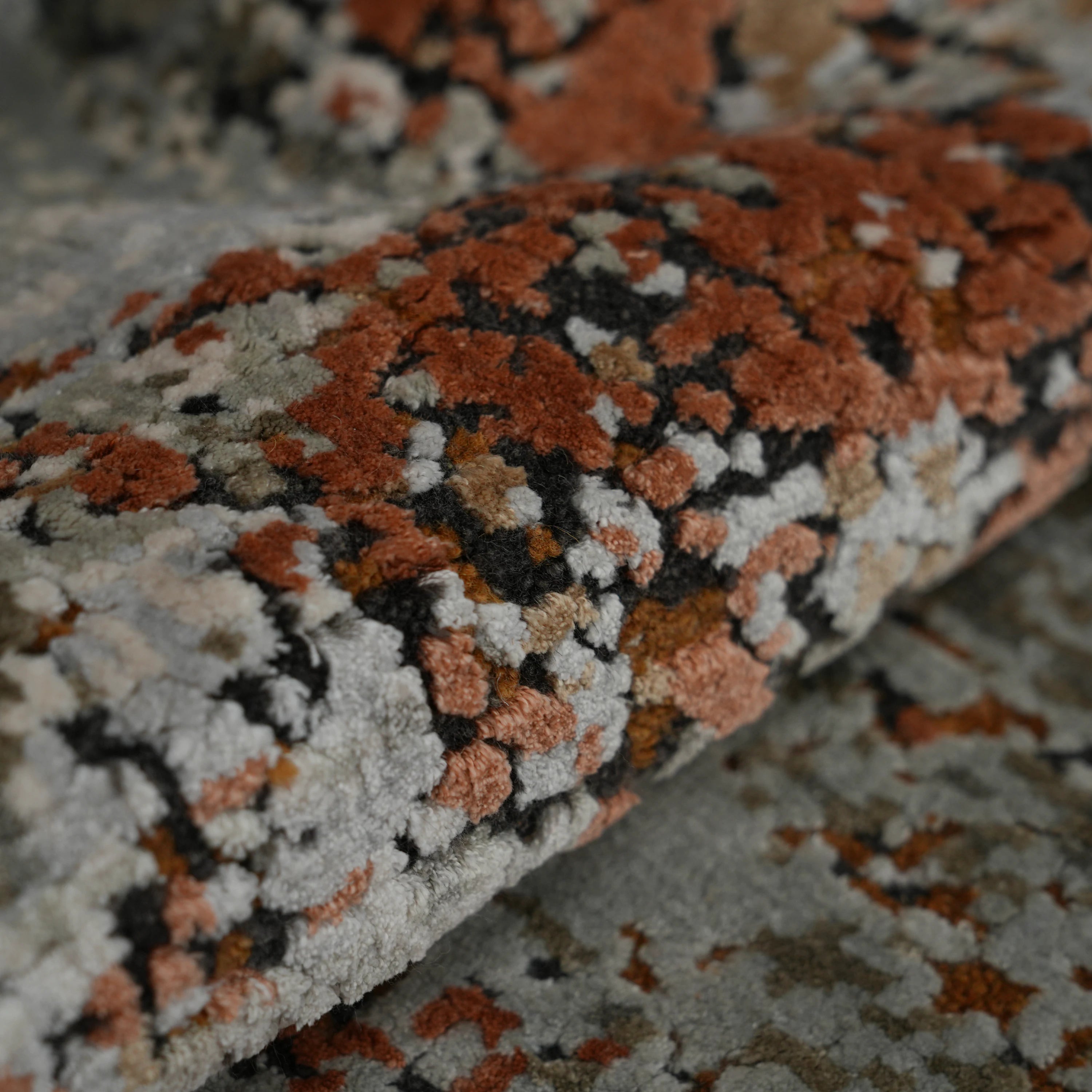 Aren Serisi El Dokuma Soyut Desenli Gri Yün Halı