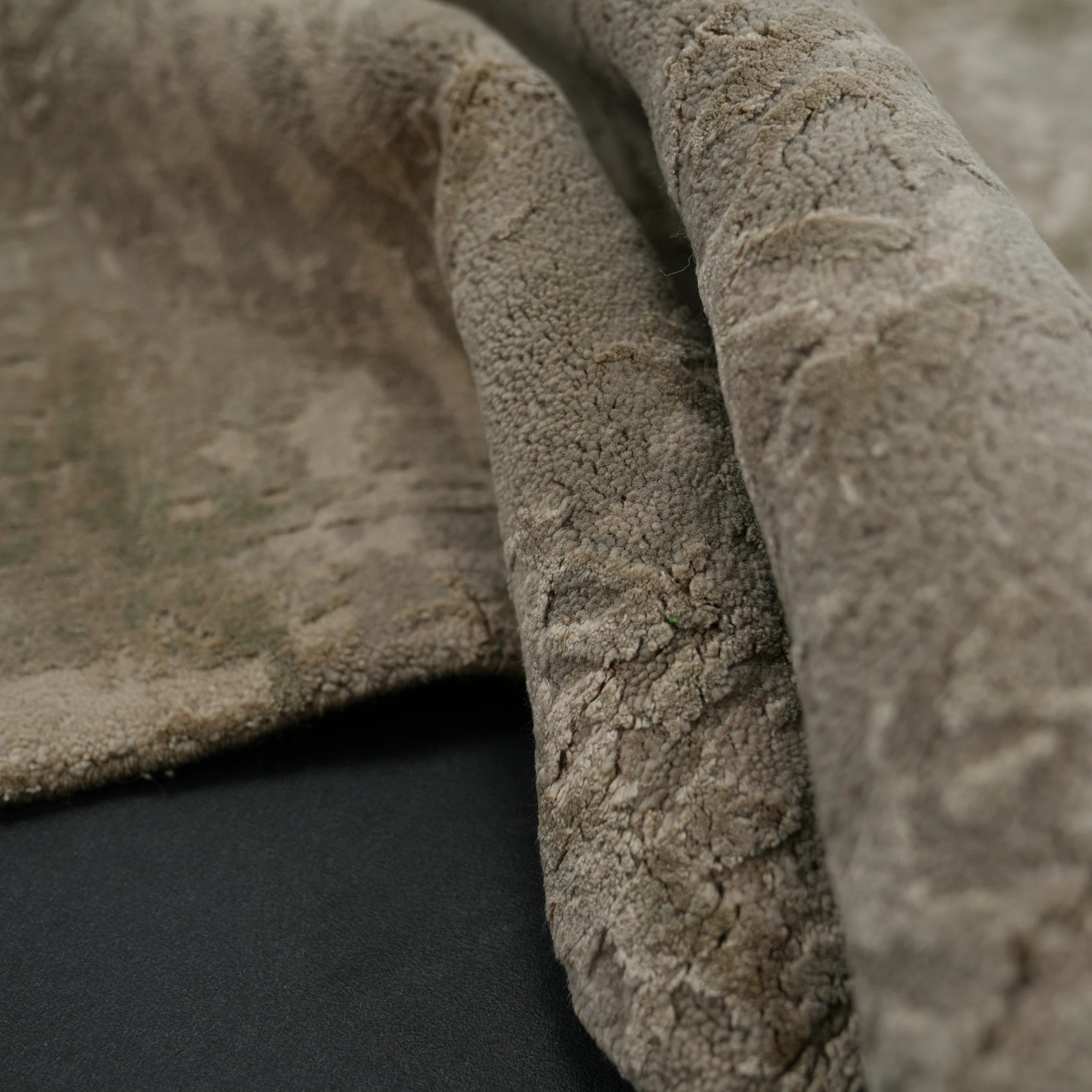 Aren Serisi El Dokuma Soyut Desenli Vizon Yün Halı