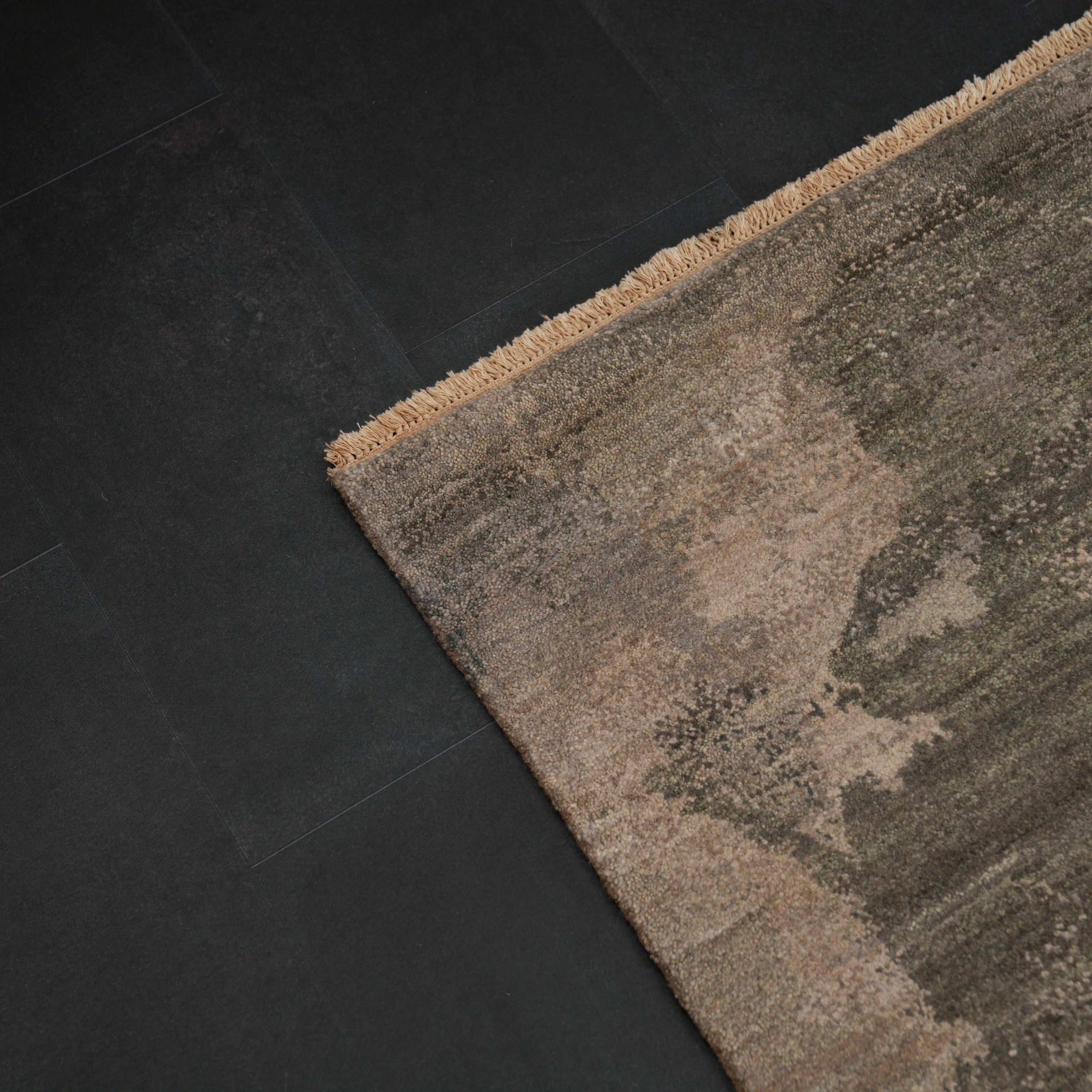 Aren Serisi El Dokuma Soyut Desenli Yün Gri Halı