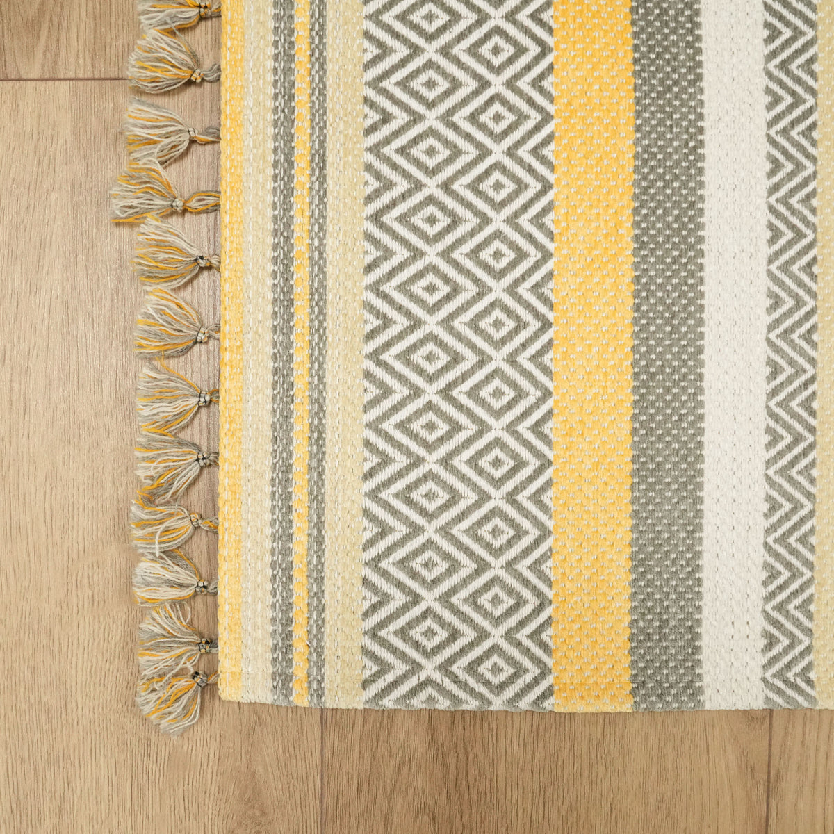 Aztec Serisi Çizgi Desenli Sarı Akrilik Kilim — çizgili