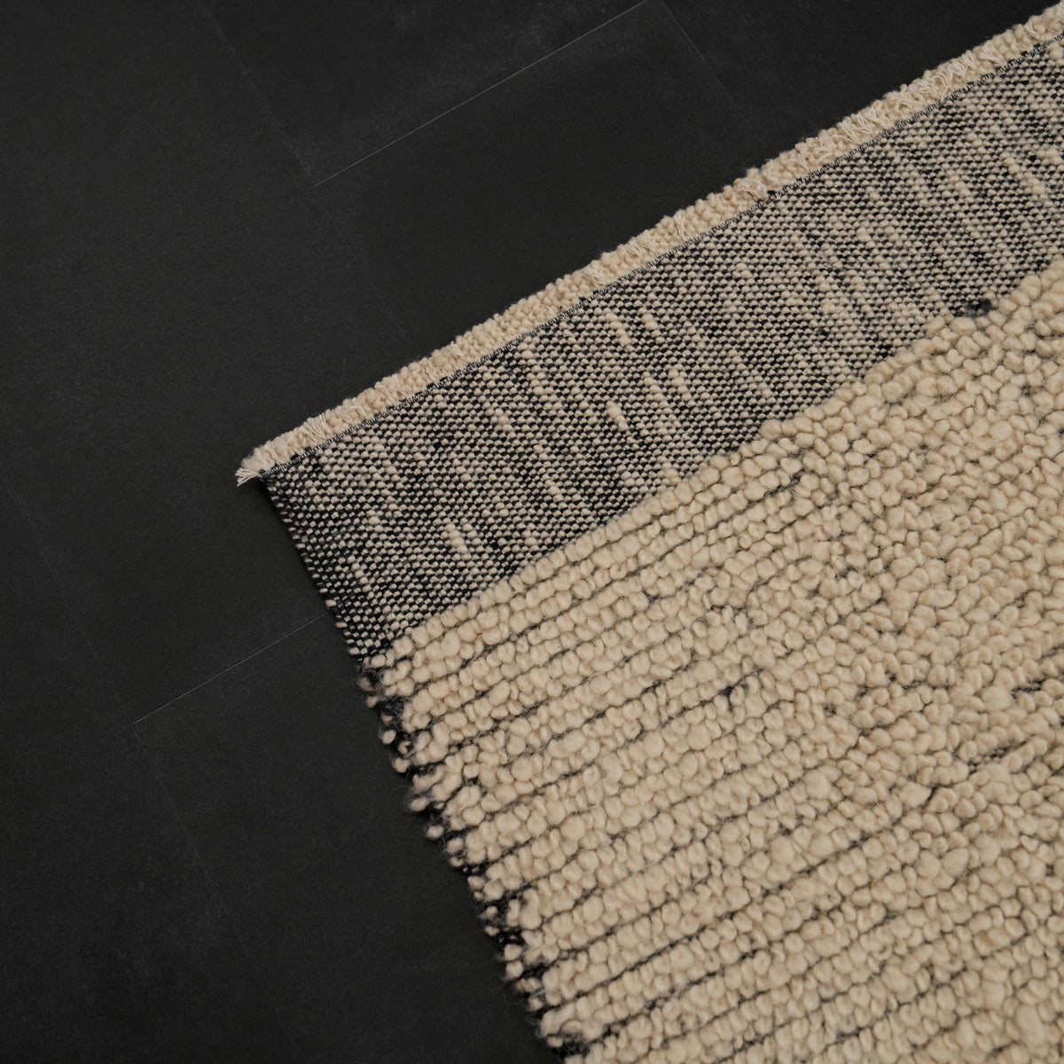 Bohem Serisi Sade Desenli Krem Yün Tezgah Dokuma Kilim — modern tasarım