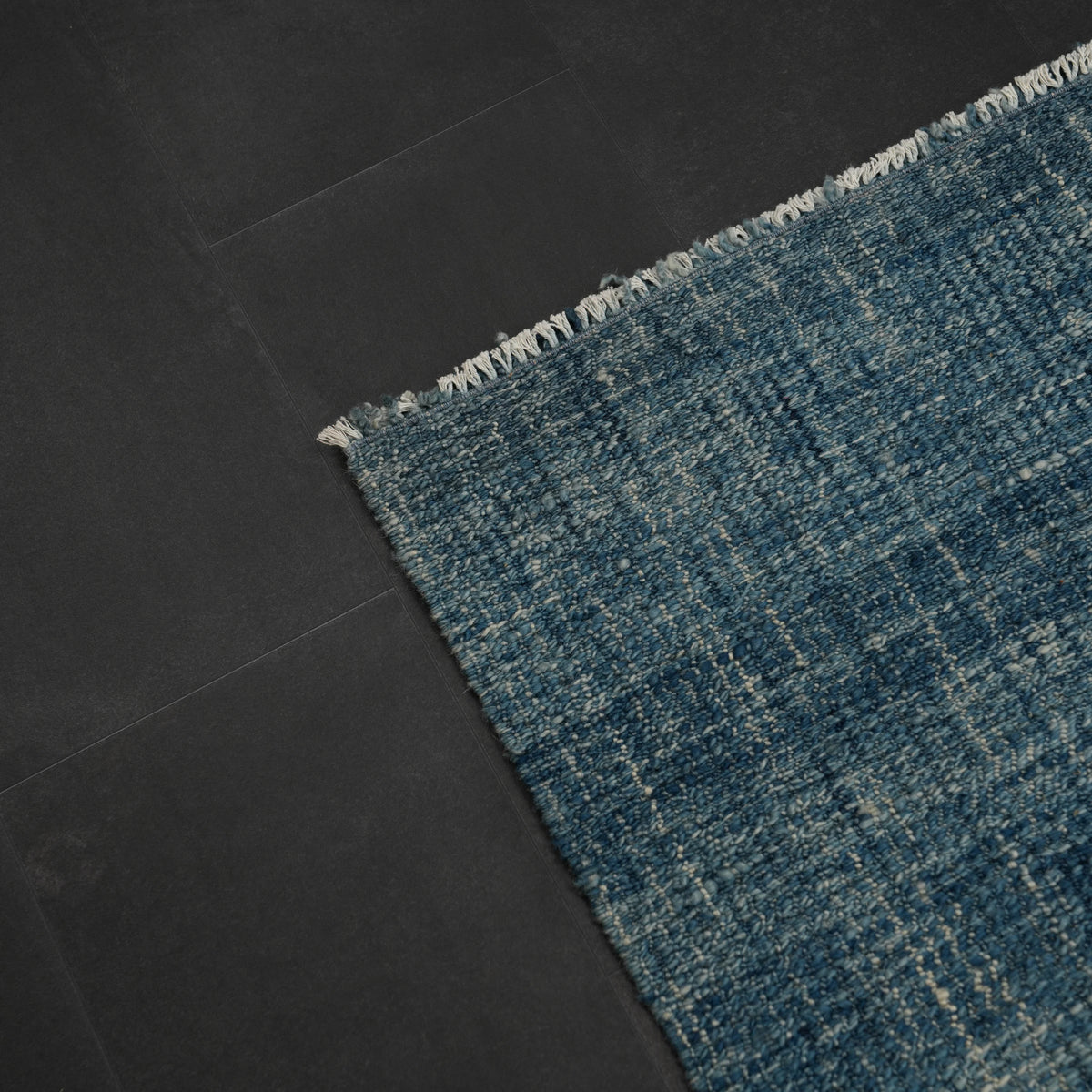 Bohem Serisi Sade Desenli Mavi Yün Tezgah Dokuma Kilim — modern tasarım