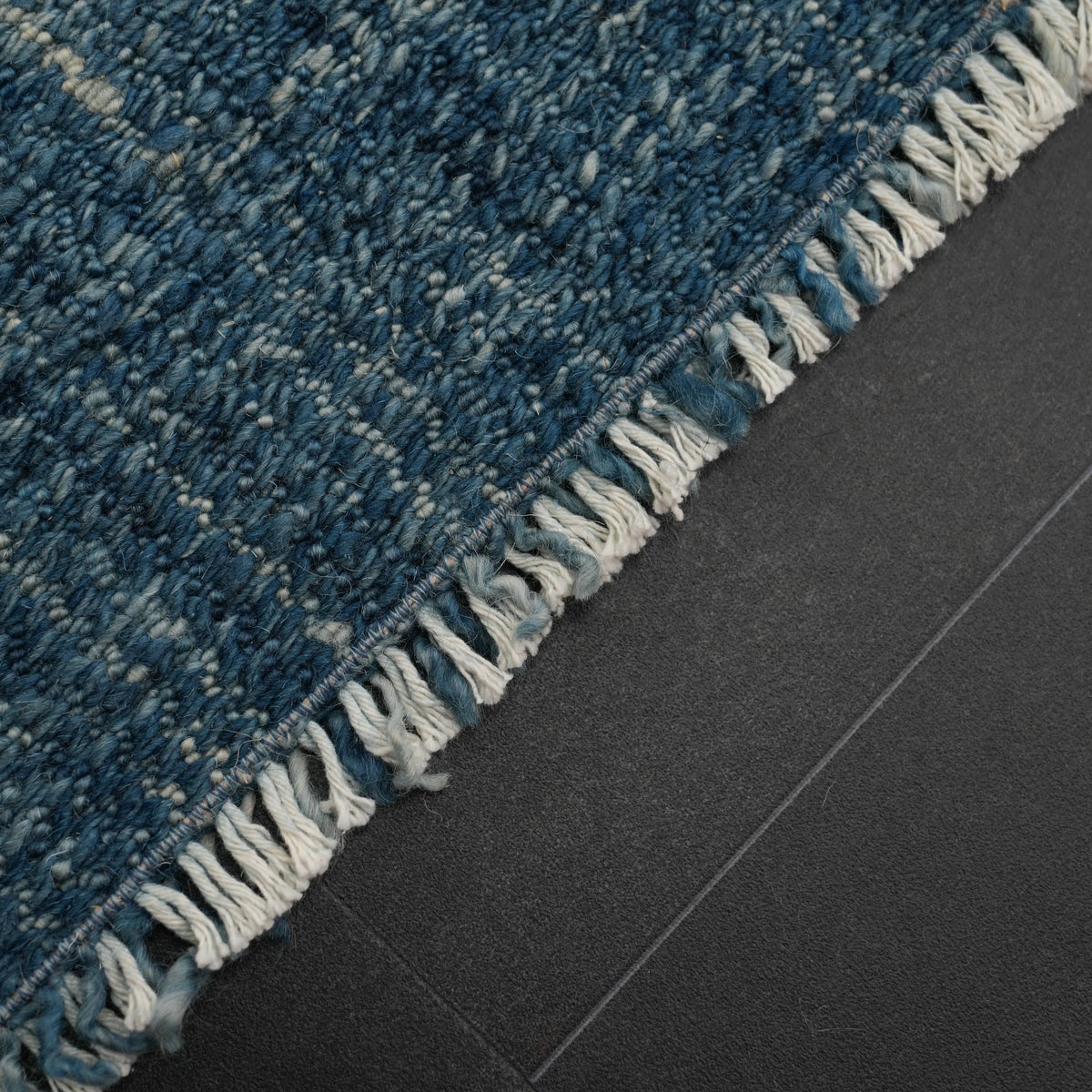 Bohem Serisi Sade Desenli Mavi Yün Tezgah Dokuma Kilim — yatak odası halısı