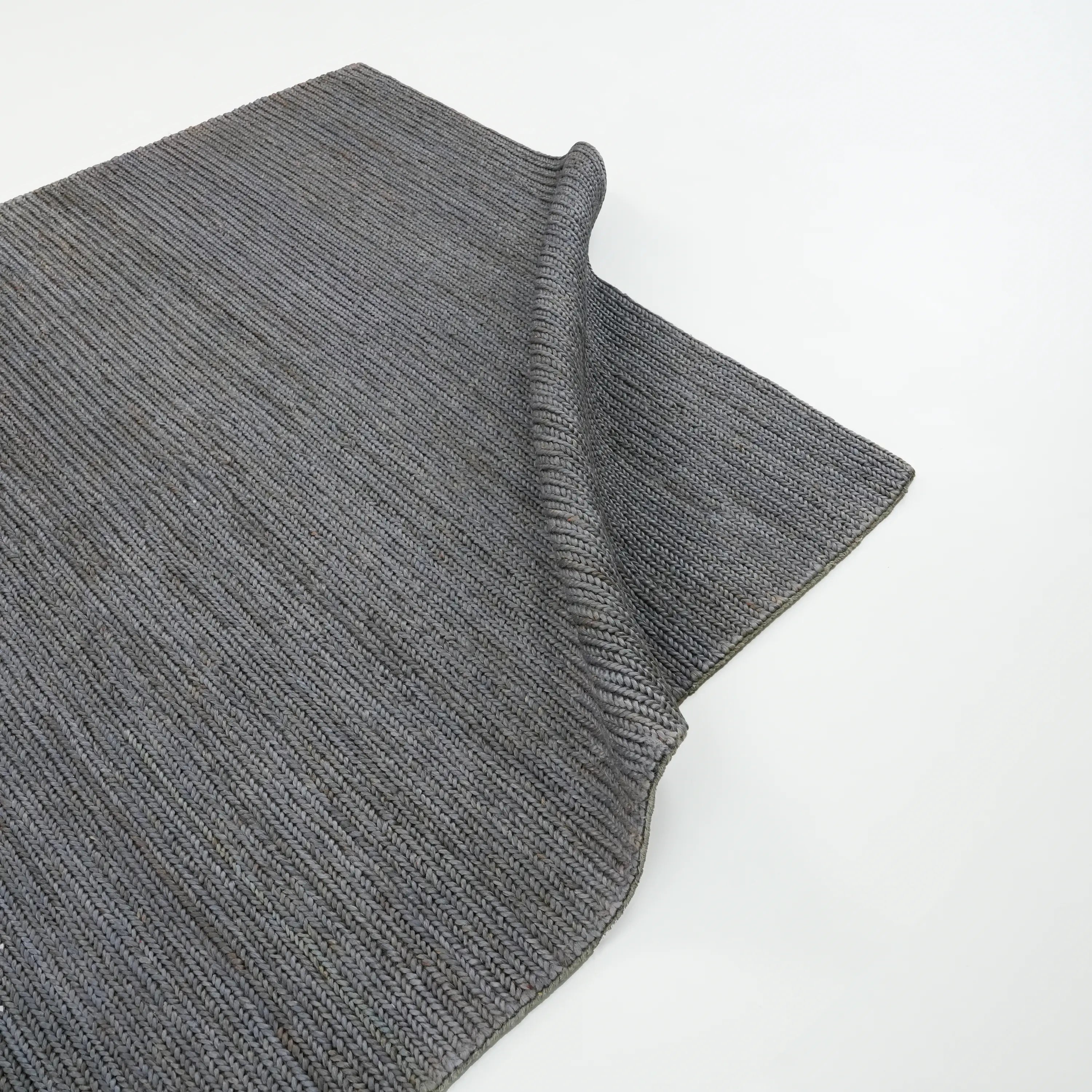 Bolga Serisi El Dokuma Sade Desenli Antrasit Halı