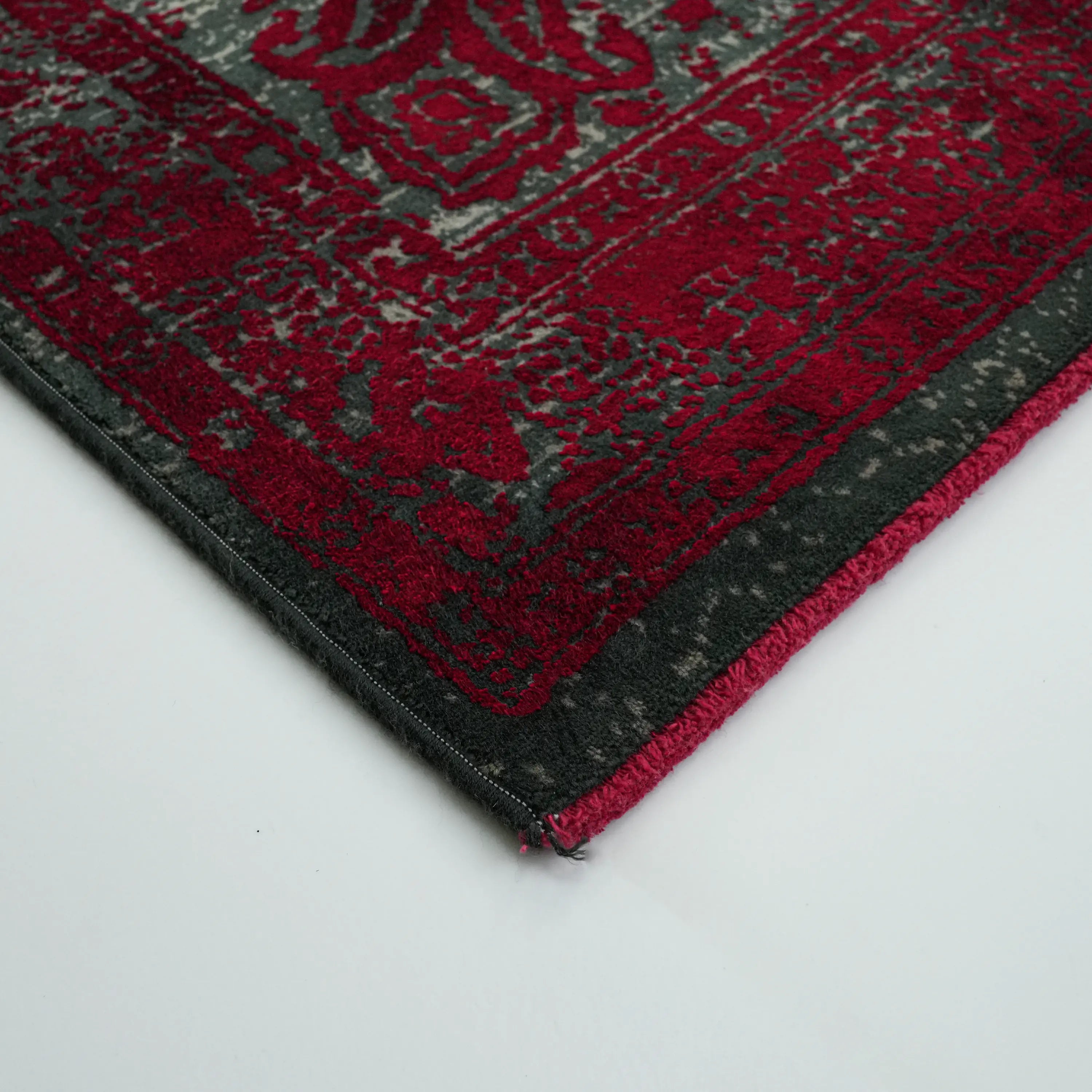 Çerçeve Desenli Kırmızı Viskon Halı