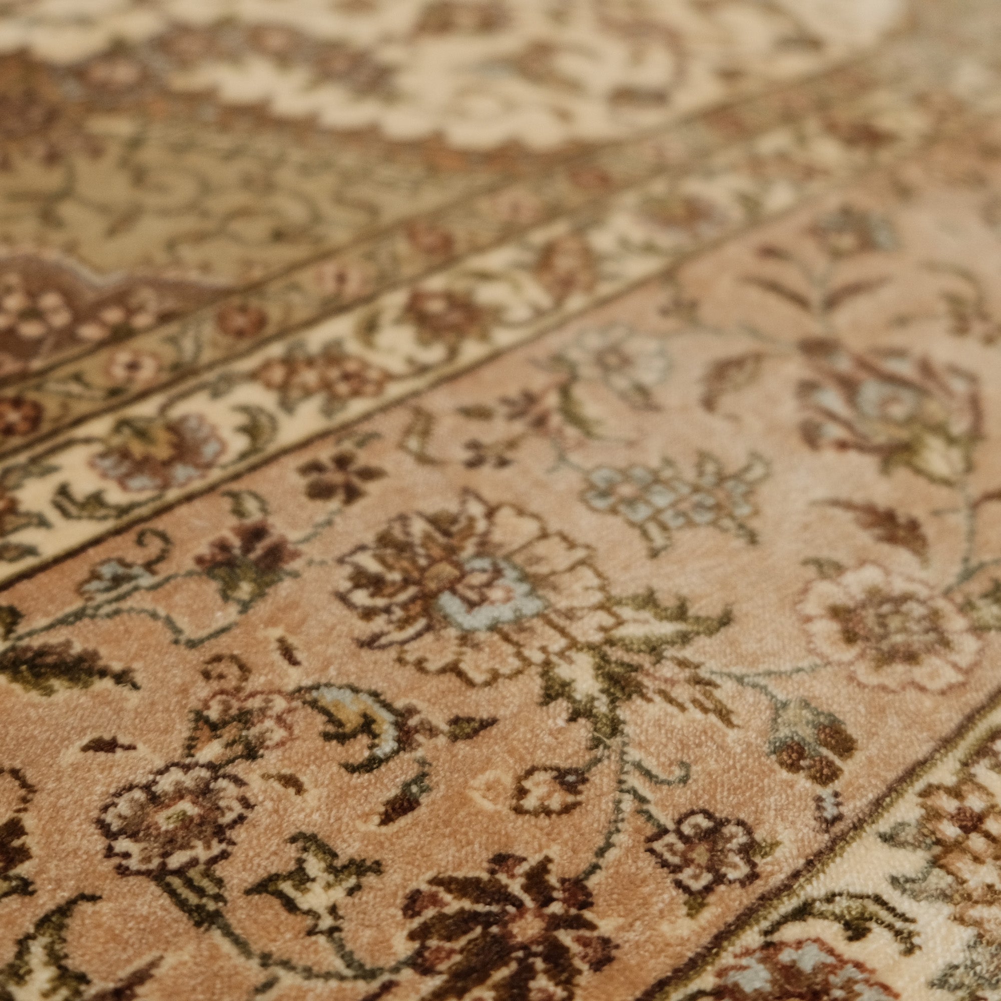 Frame Design Cream Hand Woven Classical Silk Carpet