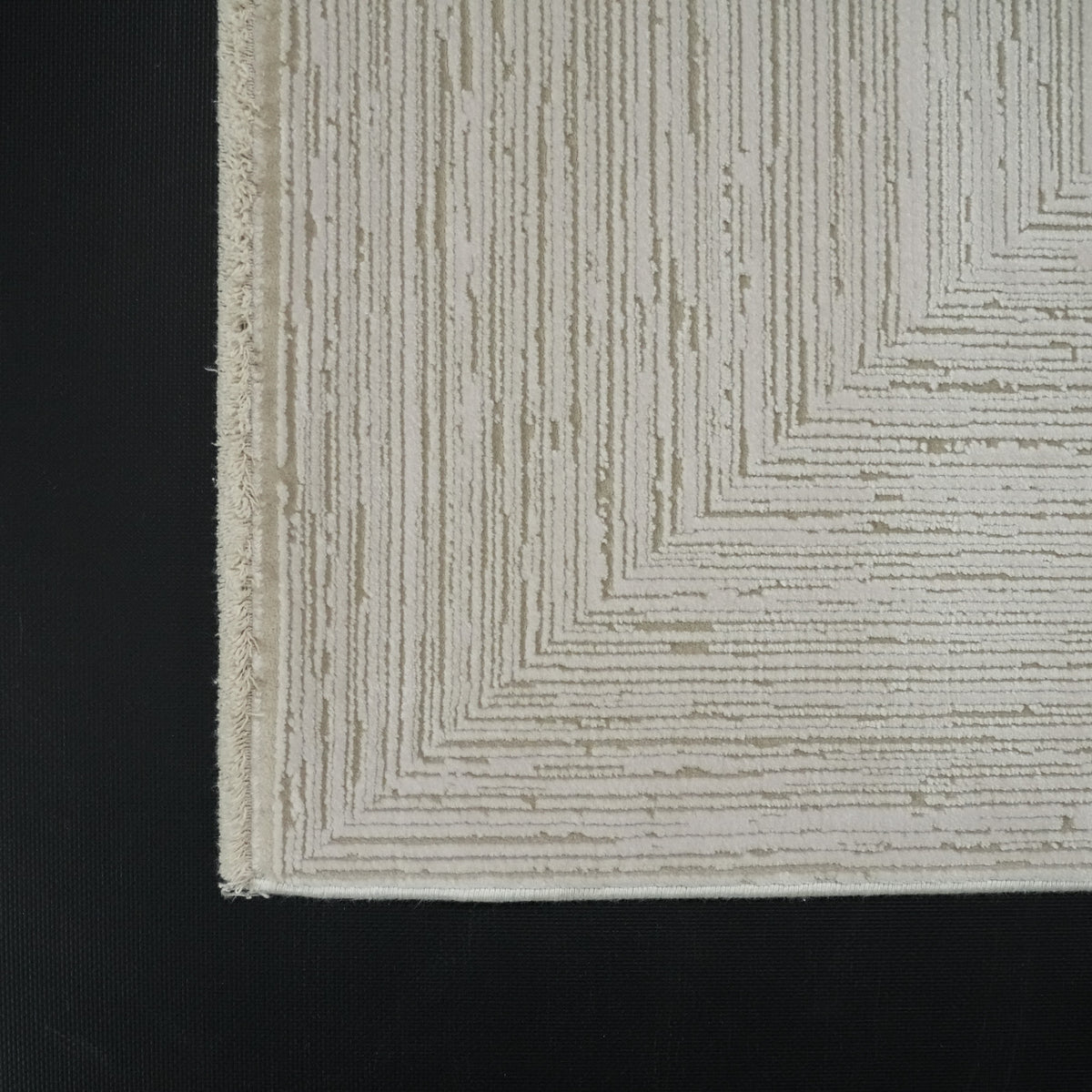 Çerçeve Desenli Makine Dokuma Halı — sade desenli