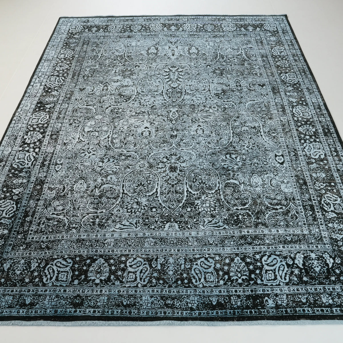 Çiçek Desenli Mavi Viskon Halı — makine dokuma