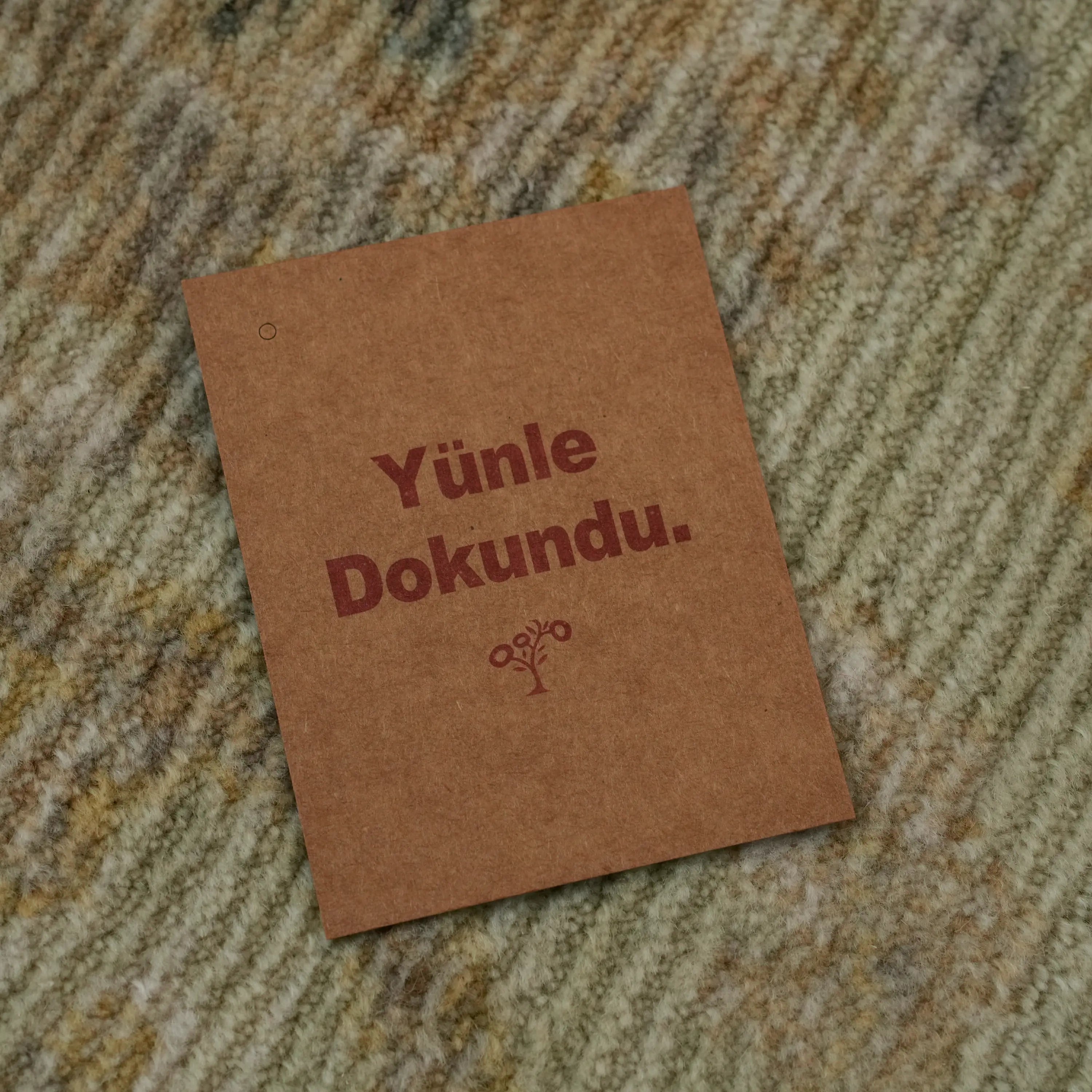 Çiçek Desenli Yün Krem Tezgah Dokuma Halı