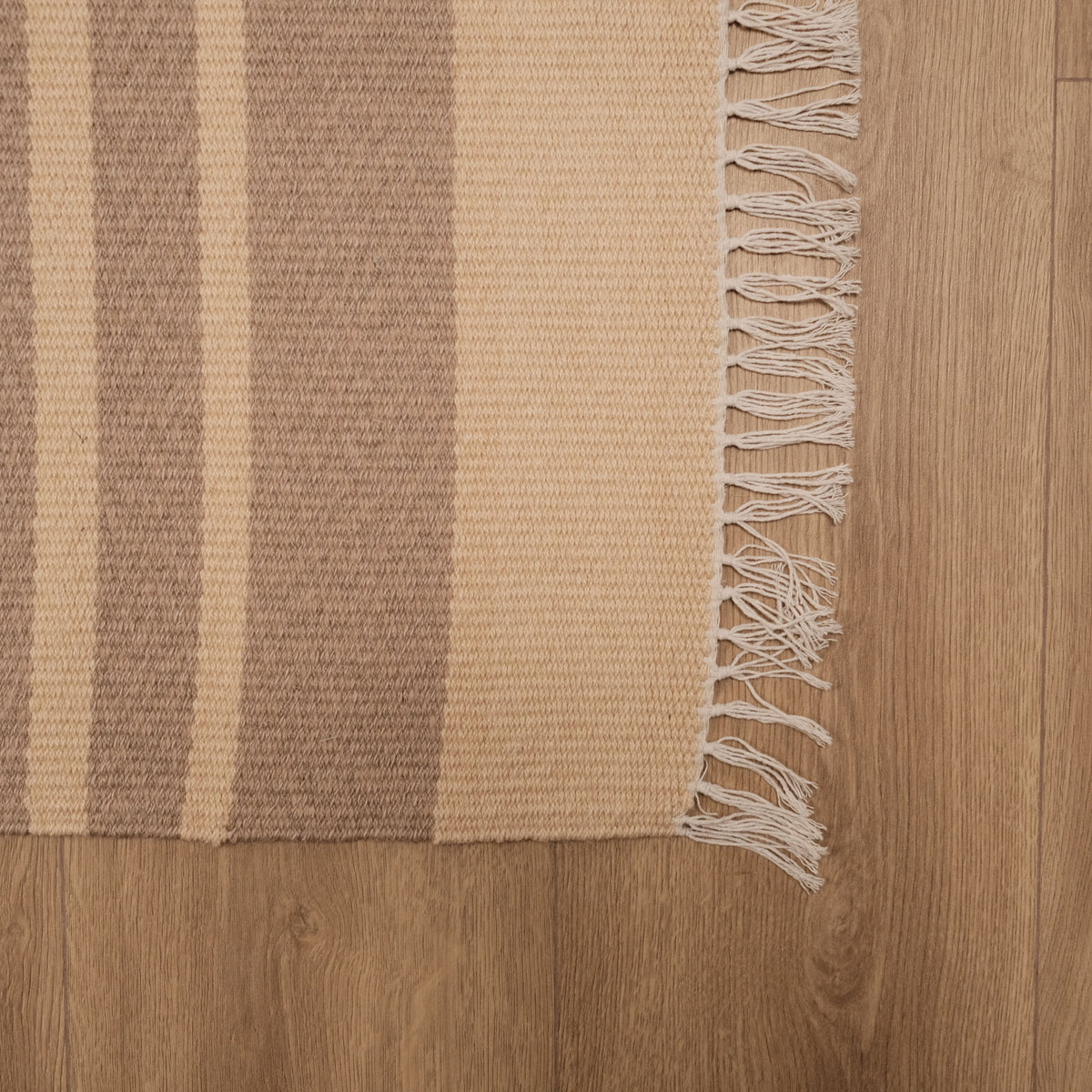 Çizgi Desenli Makine Dokuma Kilim — çizgili