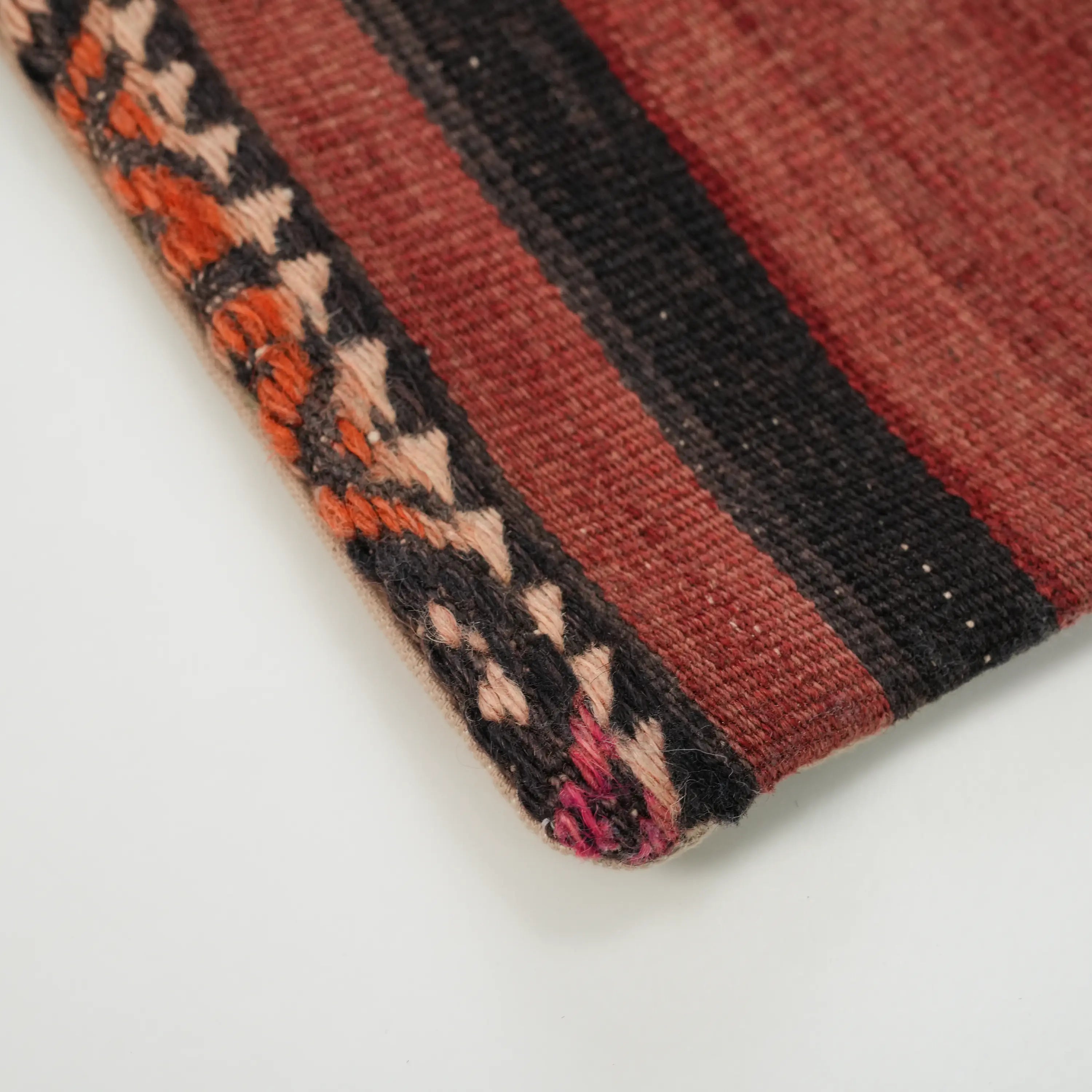 El Dokuma Anadolu Desenli Bordo Yün Kırlent Kılıfı