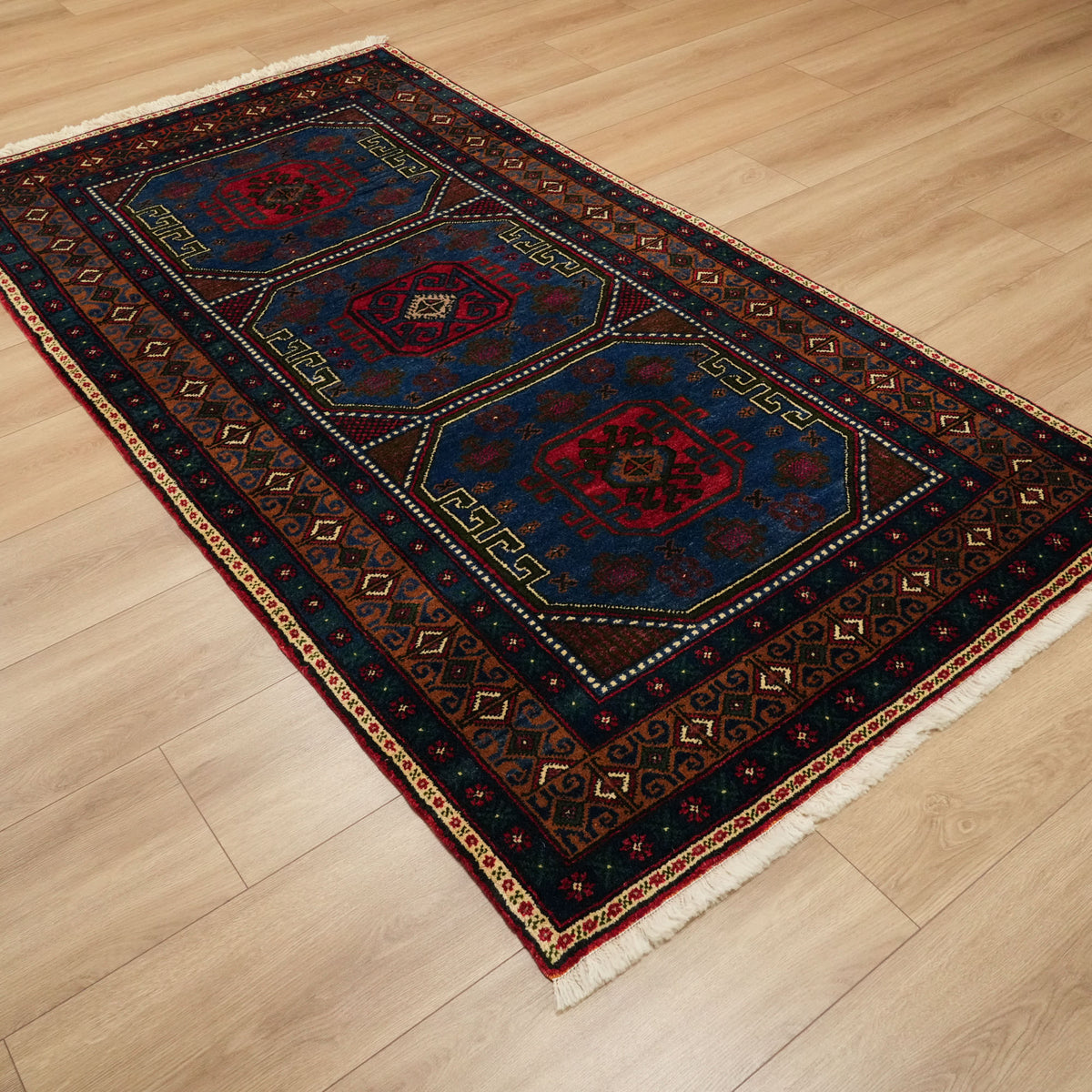 Niğde Arısama Sandık Yenisi 40 Yaş Kirmen El Dokuma Halı — Anadolu deseni