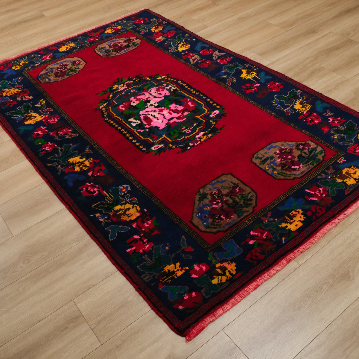 Konya Karapınar kök boya el dokuma yün halı, rengarenk, 162x252 cm — Halıcızade