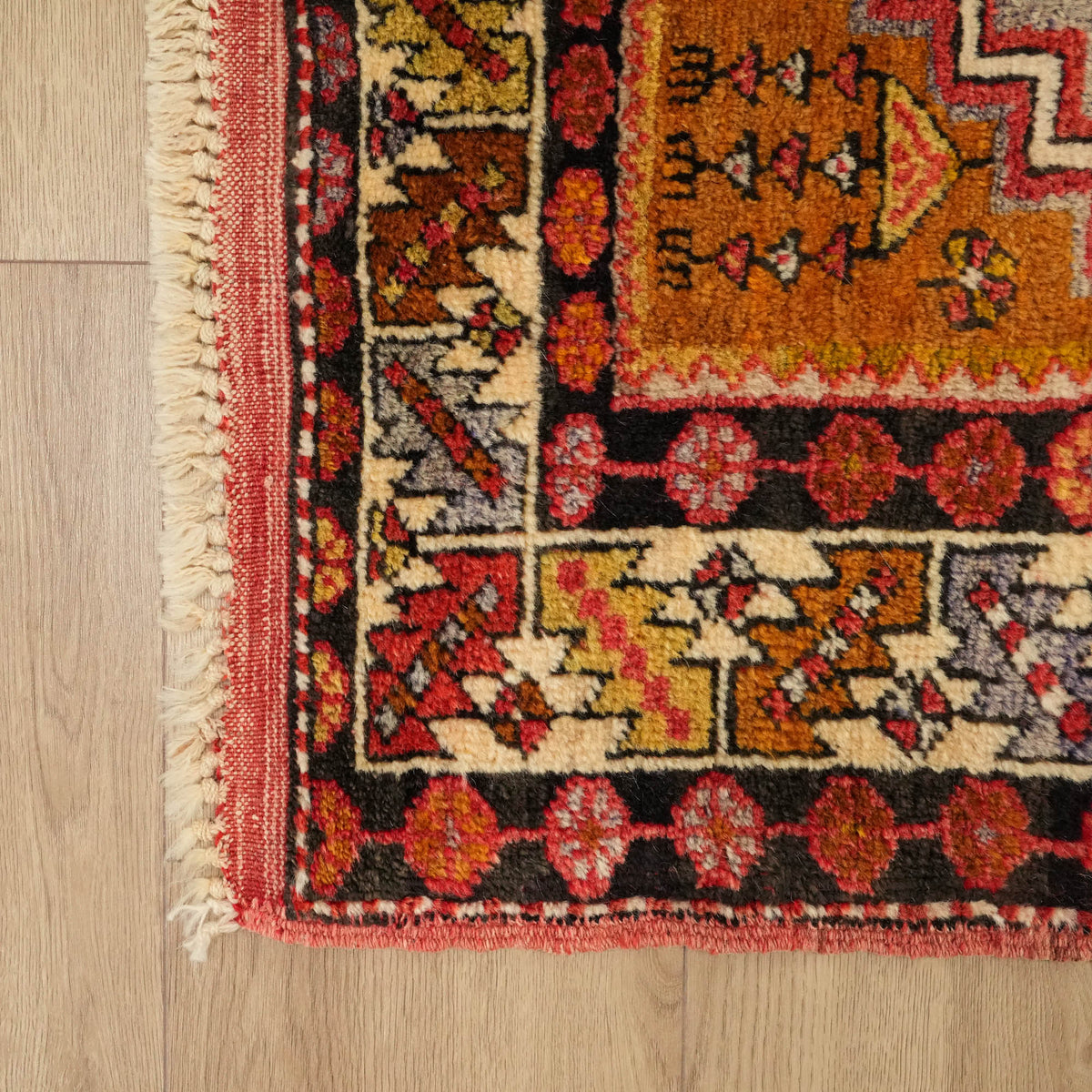 Ortaköy Sandık Eskisi 70 Yaş Kirmen El Dokuma Halı — Anadolu deseni
