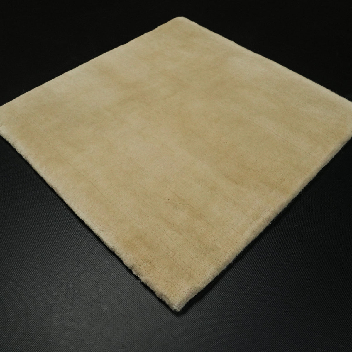 Tezgah Dokuma Bej Sade Desenli %100 Yün Halı, 45x45 cm — Halıcızade