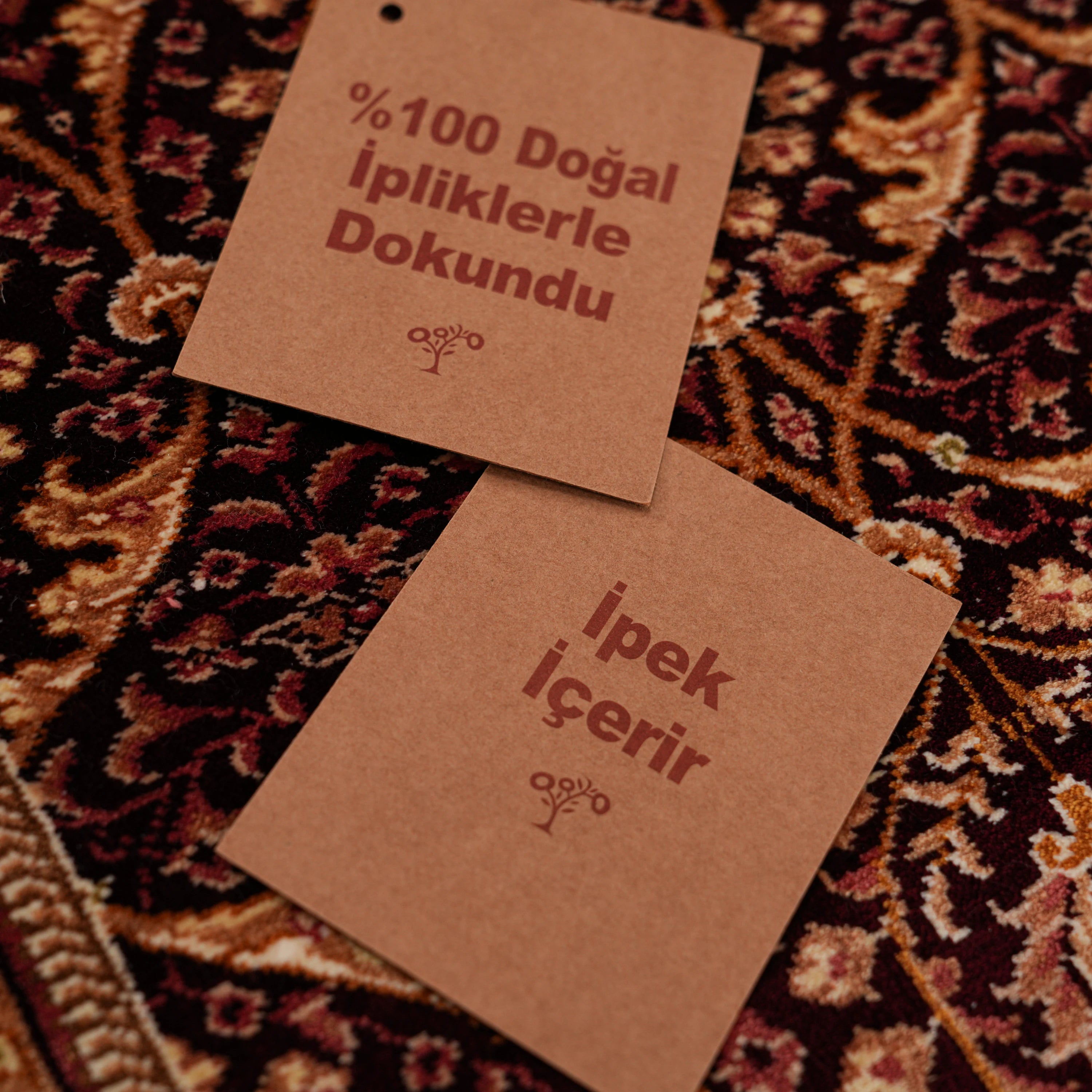 El Dokuma Çerçeve Desenli İpekli Halı