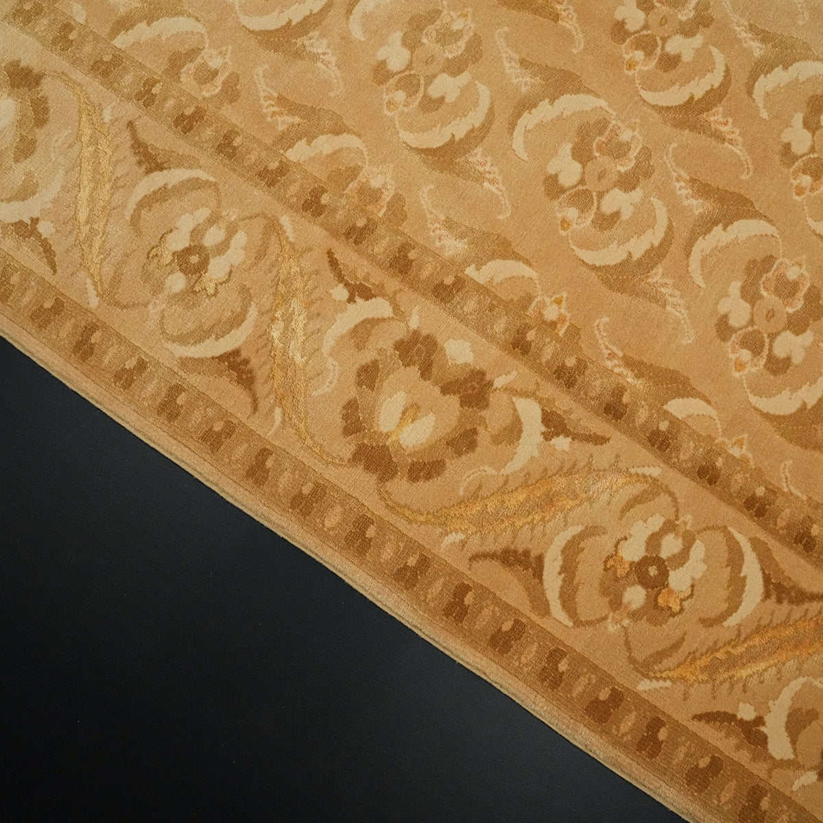 Beige Floral Hand-Knotted Wool Rug — classical pattern
