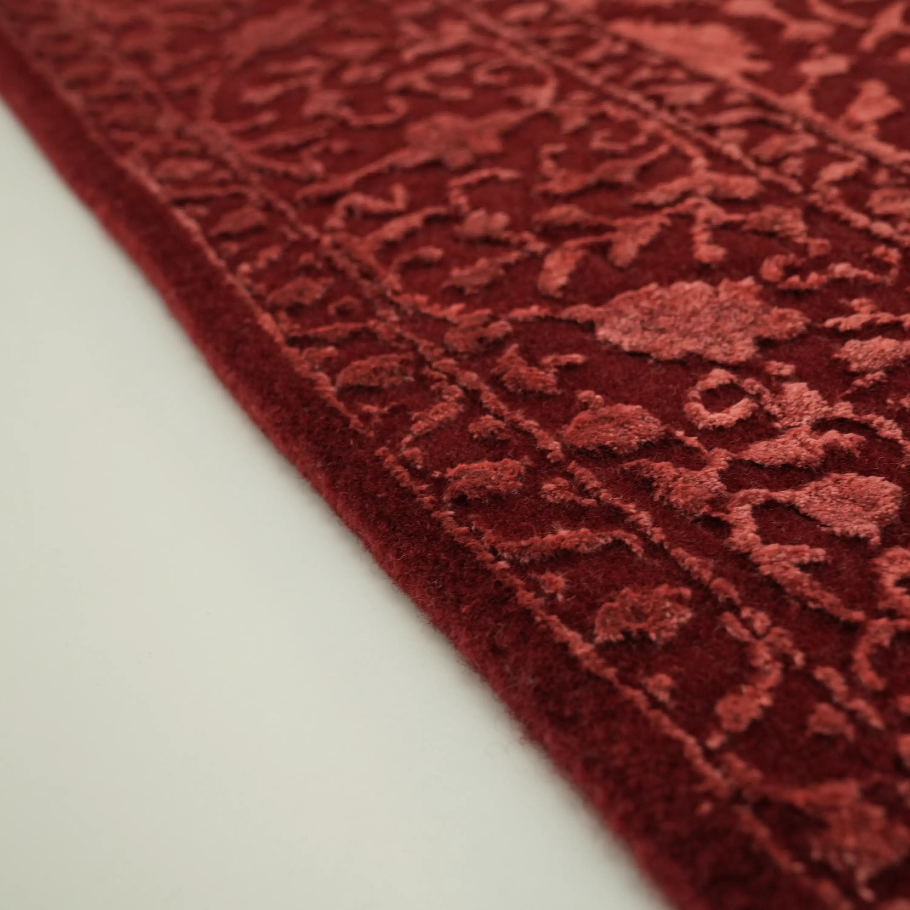 El Dokuma Çiçek Desenli Kırmızı Yün Halı