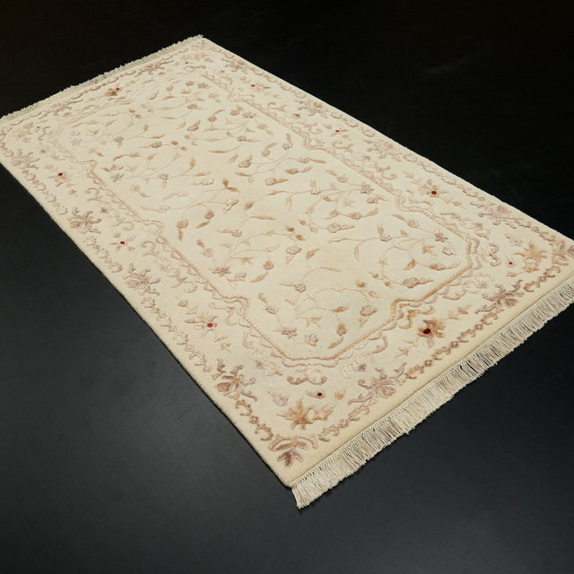 El Dokuma Çiçek Desenli Krem Yün Halı, 86×159 cm Halıcızade