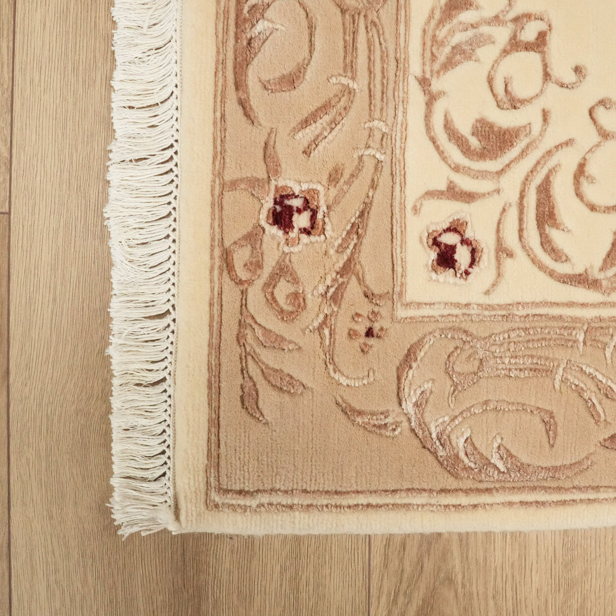 El Dokuma Çiçek Desenli Vizon Yün Halı — klasik desen