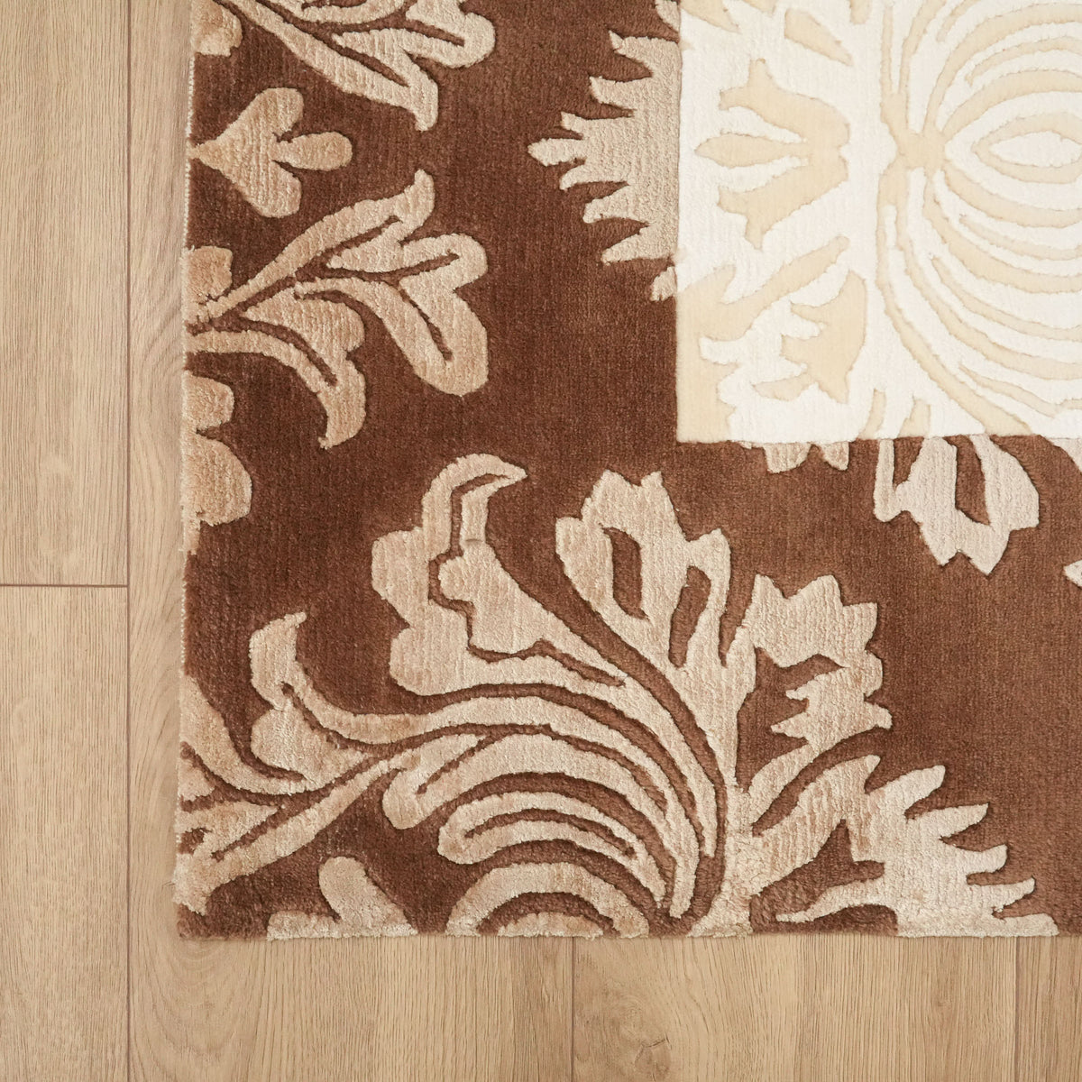 Cream Damask Hand-Knotted Wool Rug — classical pattern