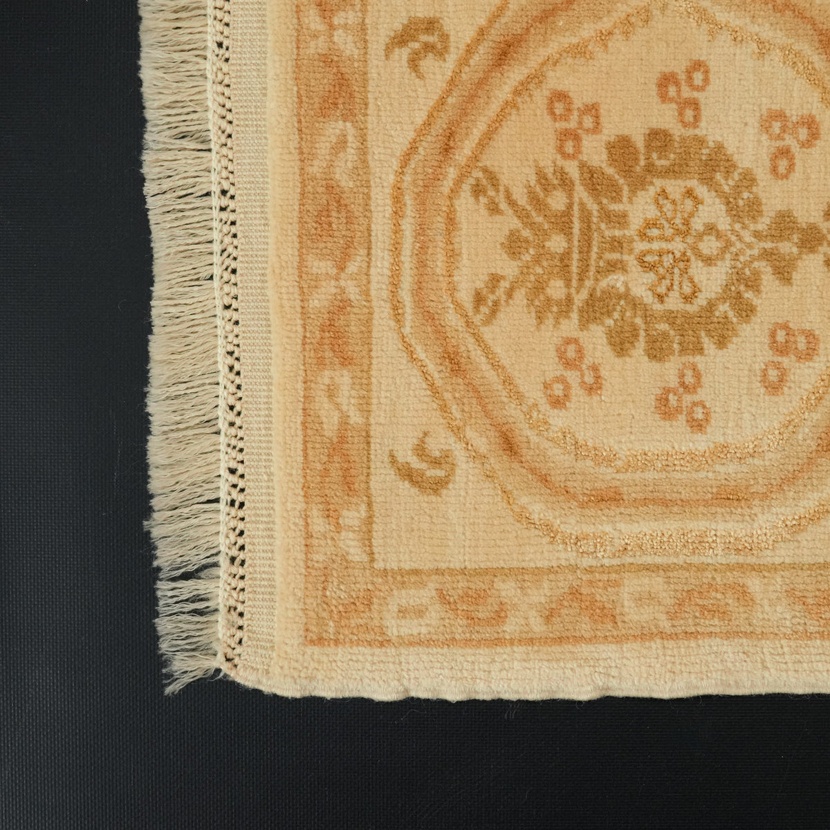 El Dokuma Damask Desenli Krem Yün Halı — çerçeve desenli