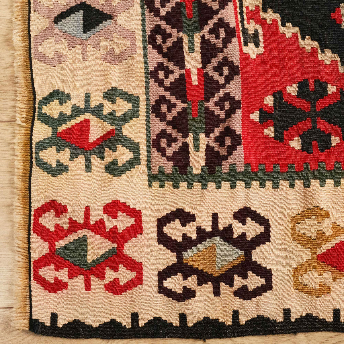 El Dokuma Etnik Tasarımlı Rengarenk Sandık Eskisi Yün Kilim — doğal elyaf