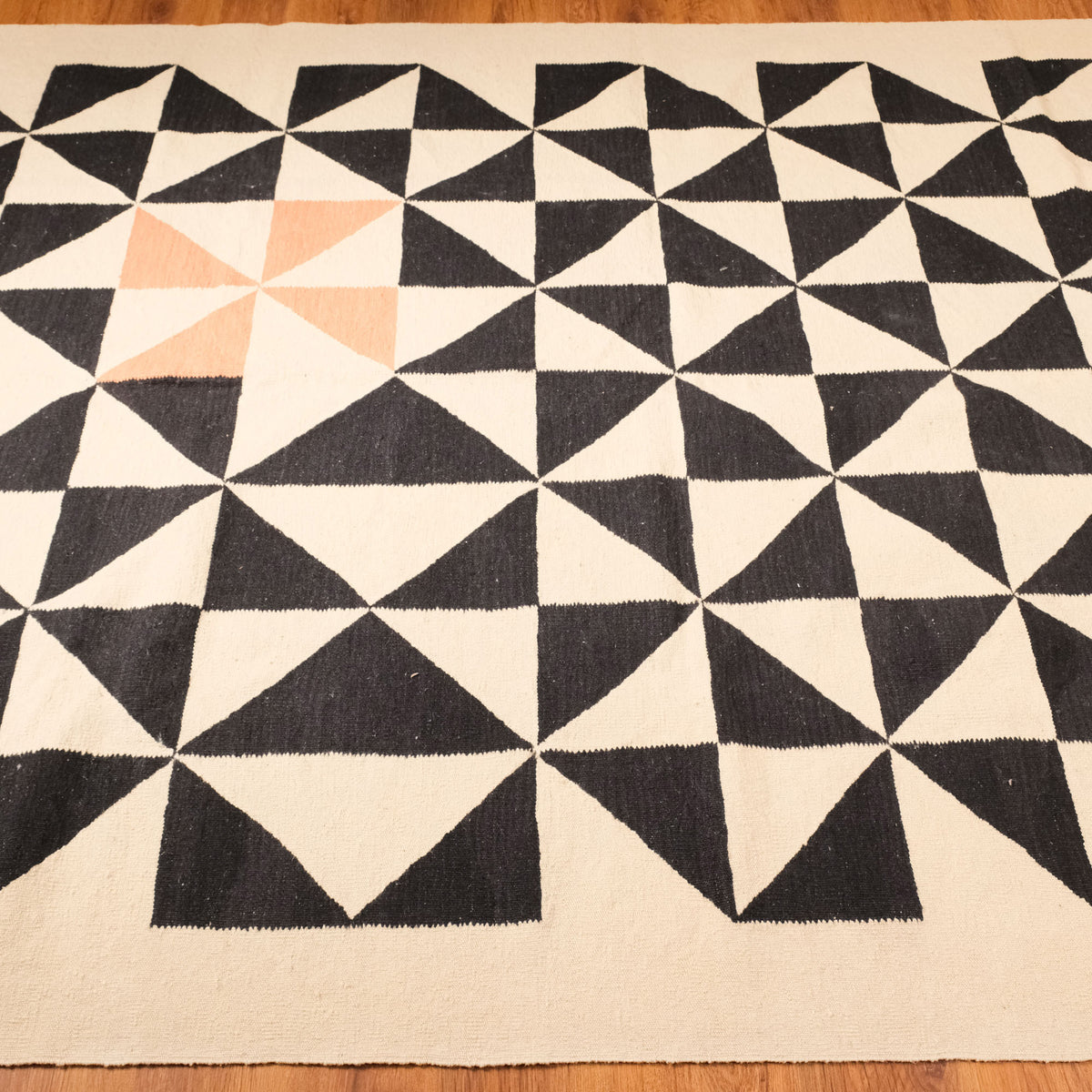 El Dokuma Geometrik Desenli Krem Halı — yün