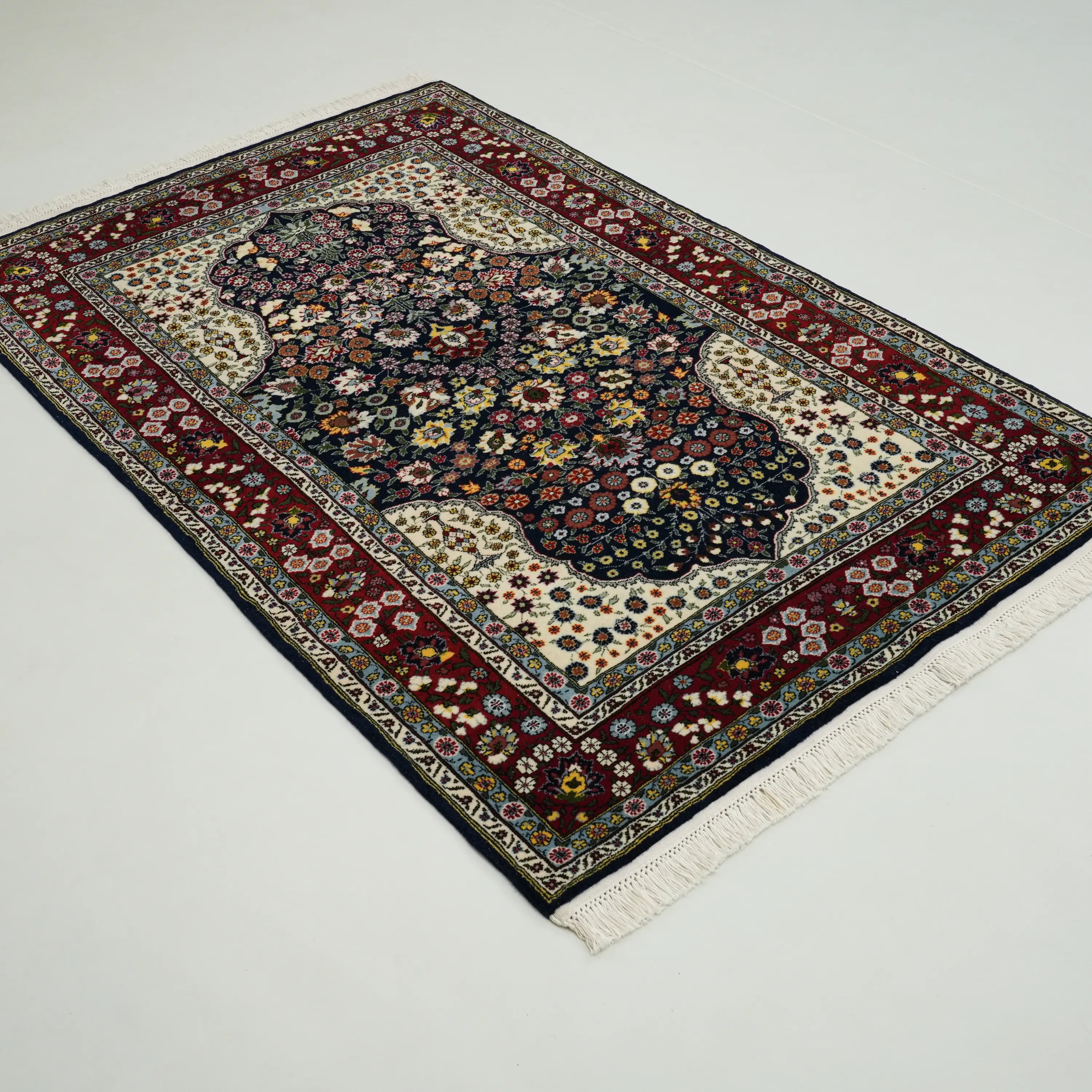 El Dokuma Hereke Desenli Lacivert Yün Halı