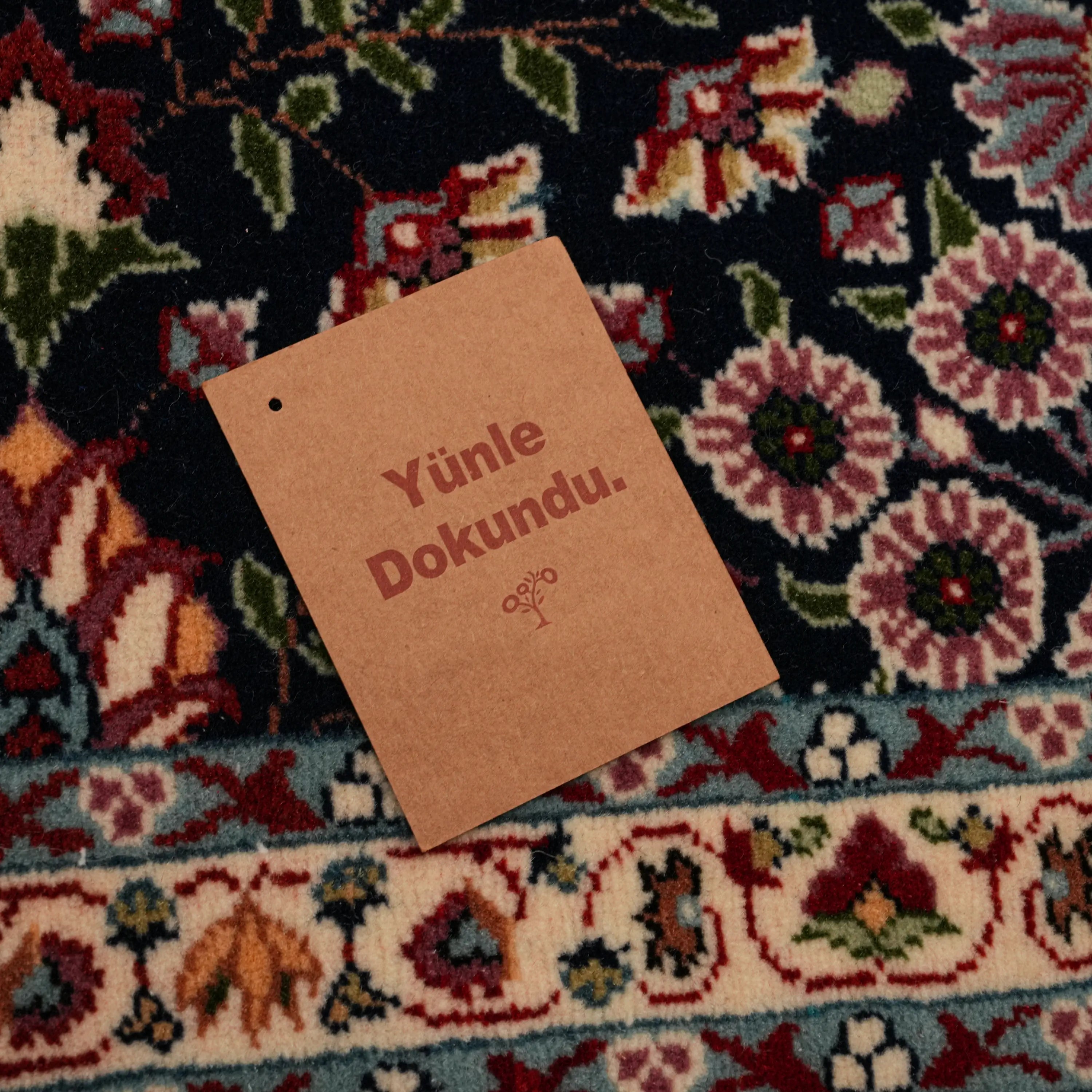 El Dokuma Hereke Desenli Lacivert Yün Halı