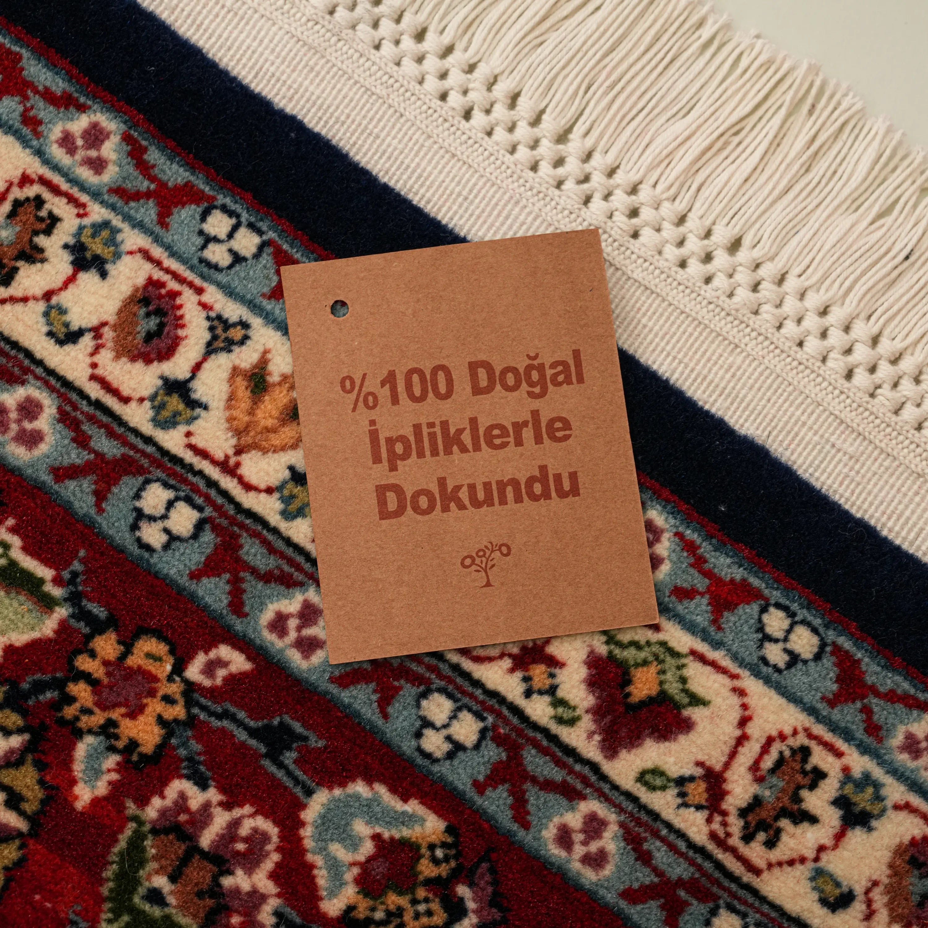 El Dokuma Hereke Desenli Lacivert Yün Halı