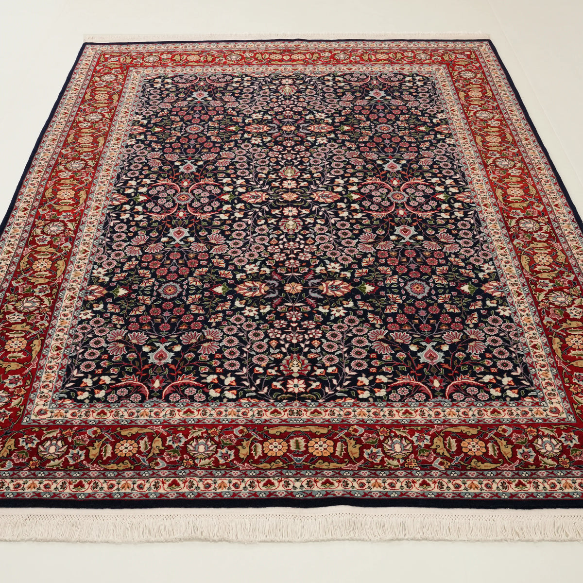 El Dokuma Yün Hereke Halısı — 179x242 cm