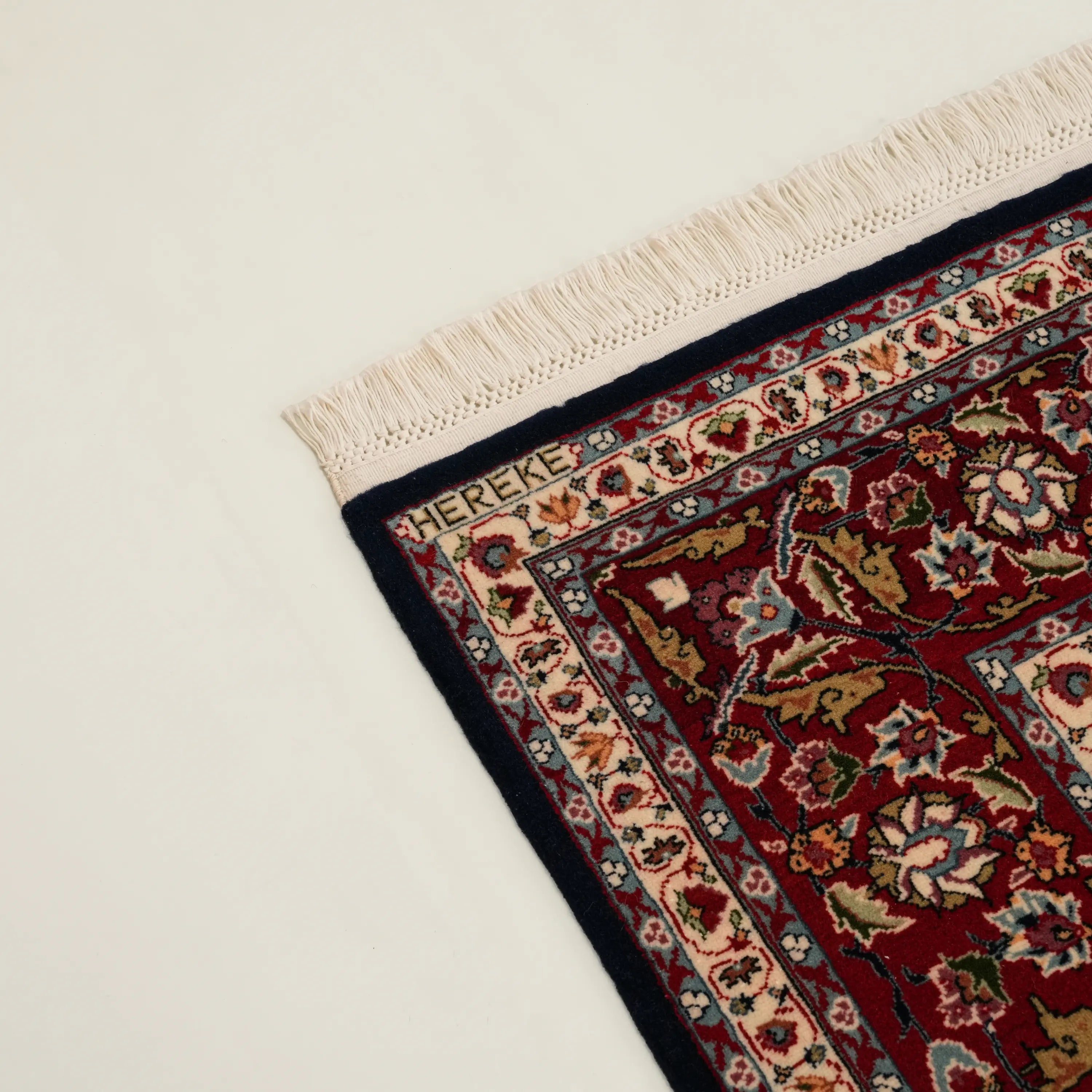 El Dokuma Hereke Desenli Lacivert Yün Halı