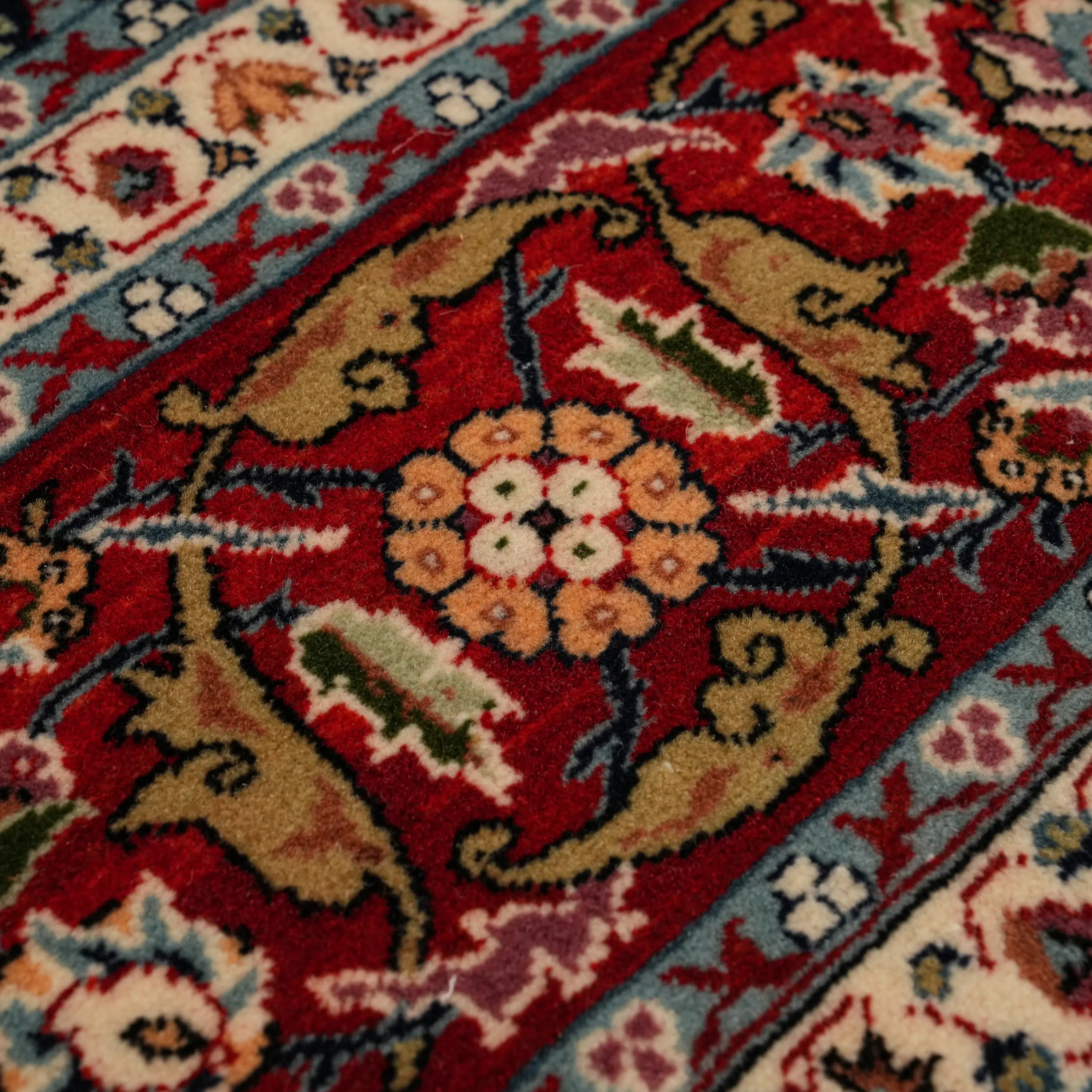 El Dokuma Hereke Desenli Lacivert Yün Halı