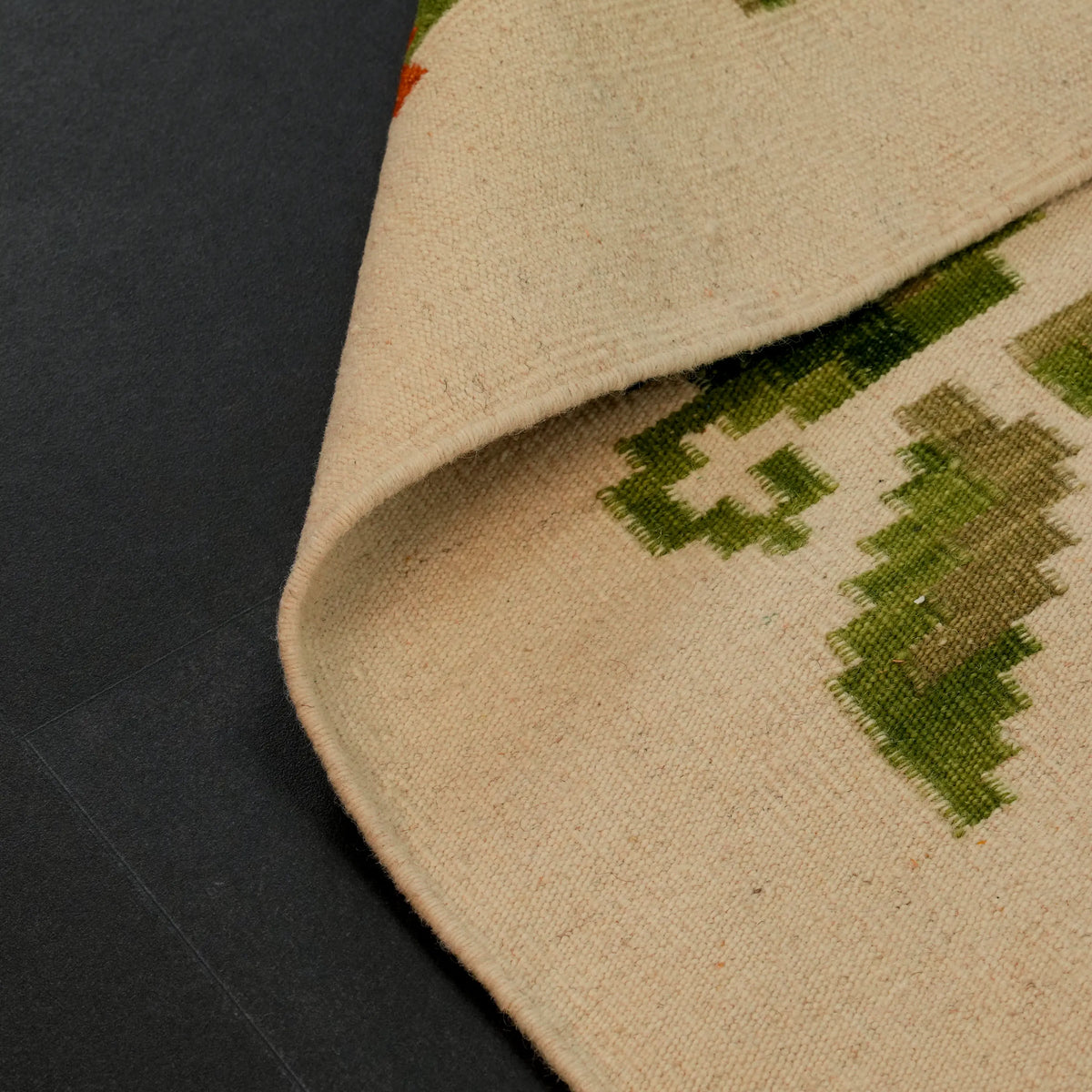 El Dokuma Karabağ Desenli Beyaz Kilim — yatak odası halısı