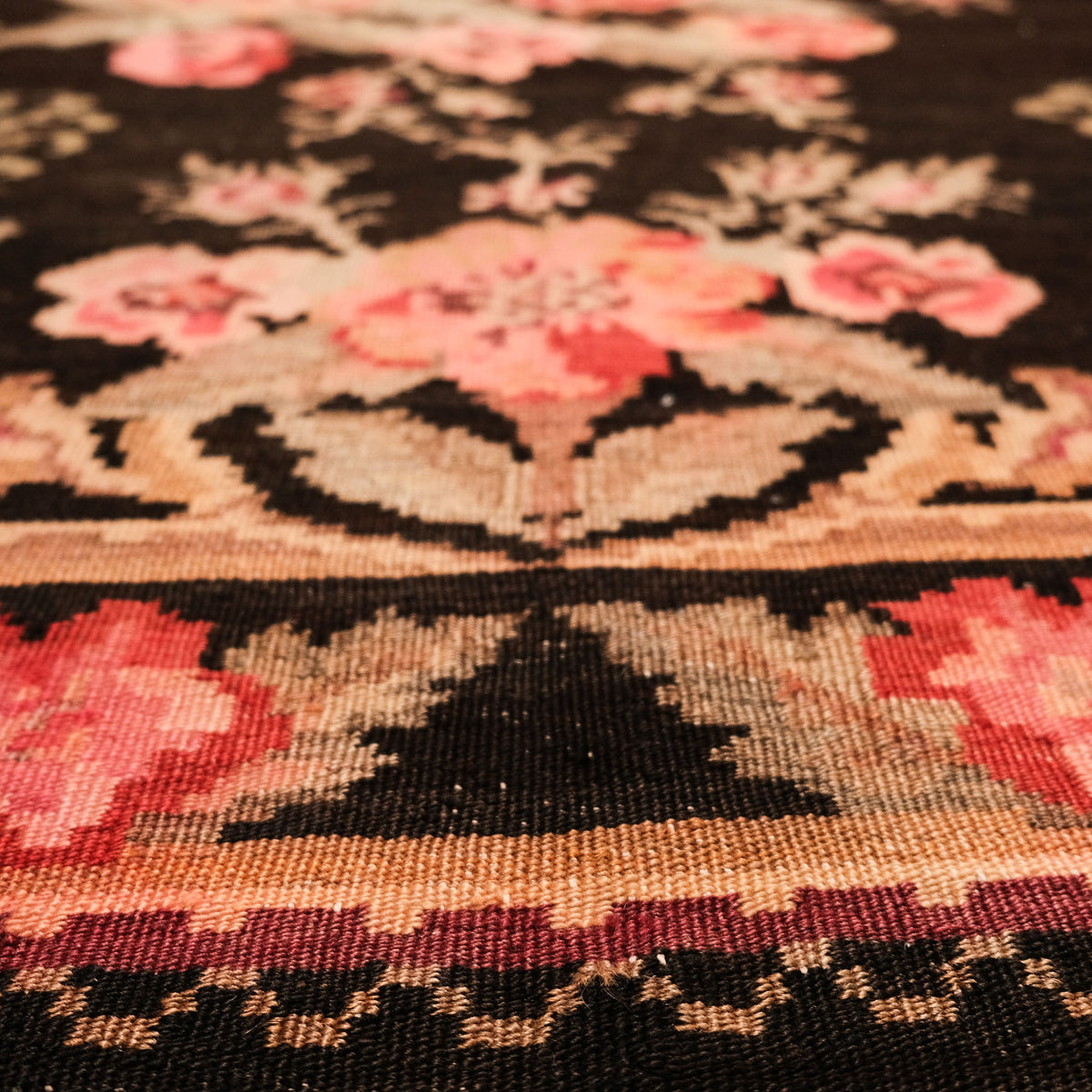 El Dokuma Karabağ Desenli Siyah Kilim — etnik desenli